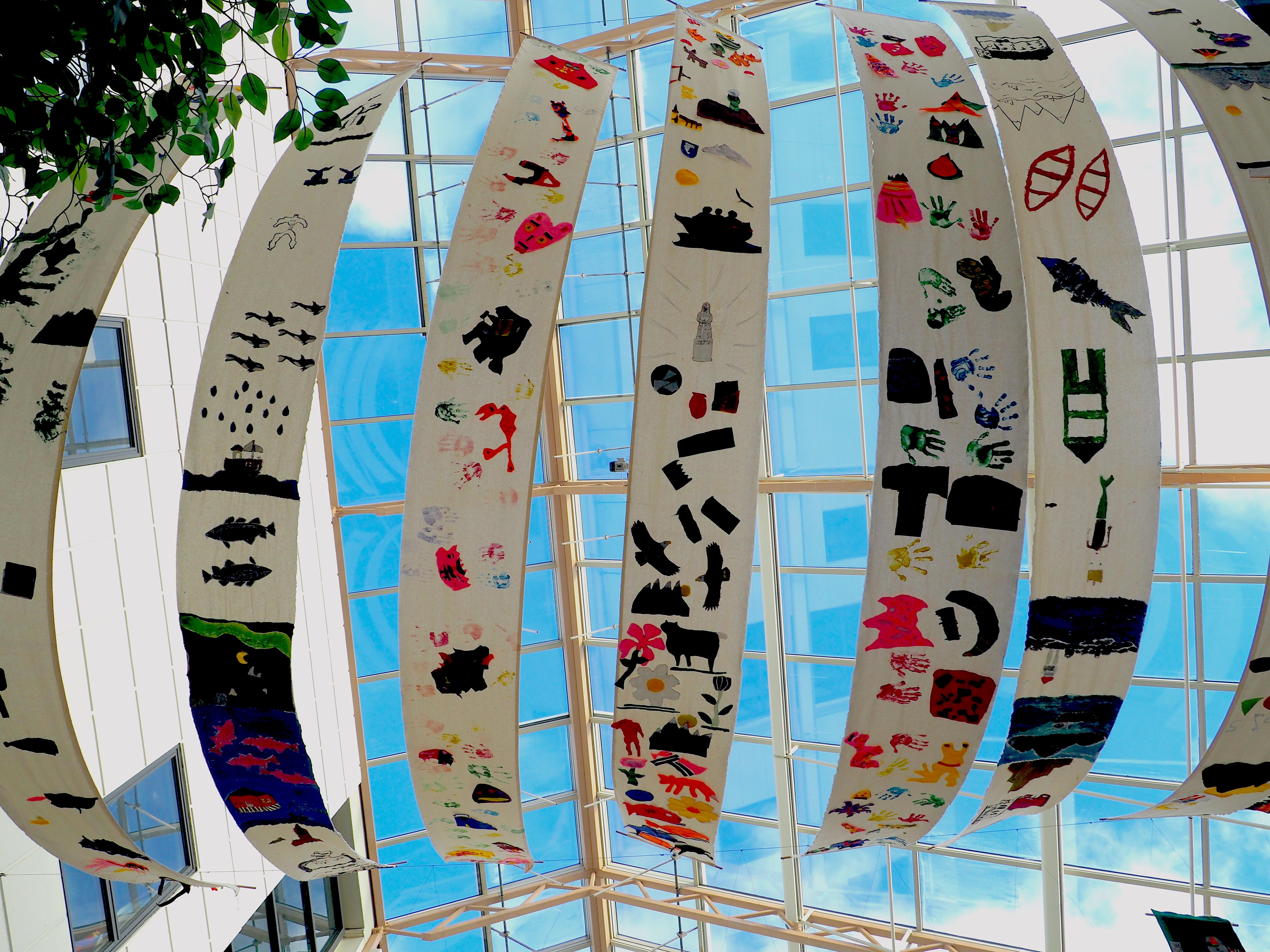 Svolværs børn har udstillet deres drager i det lokale center. Foto: Lærke Kartvedt