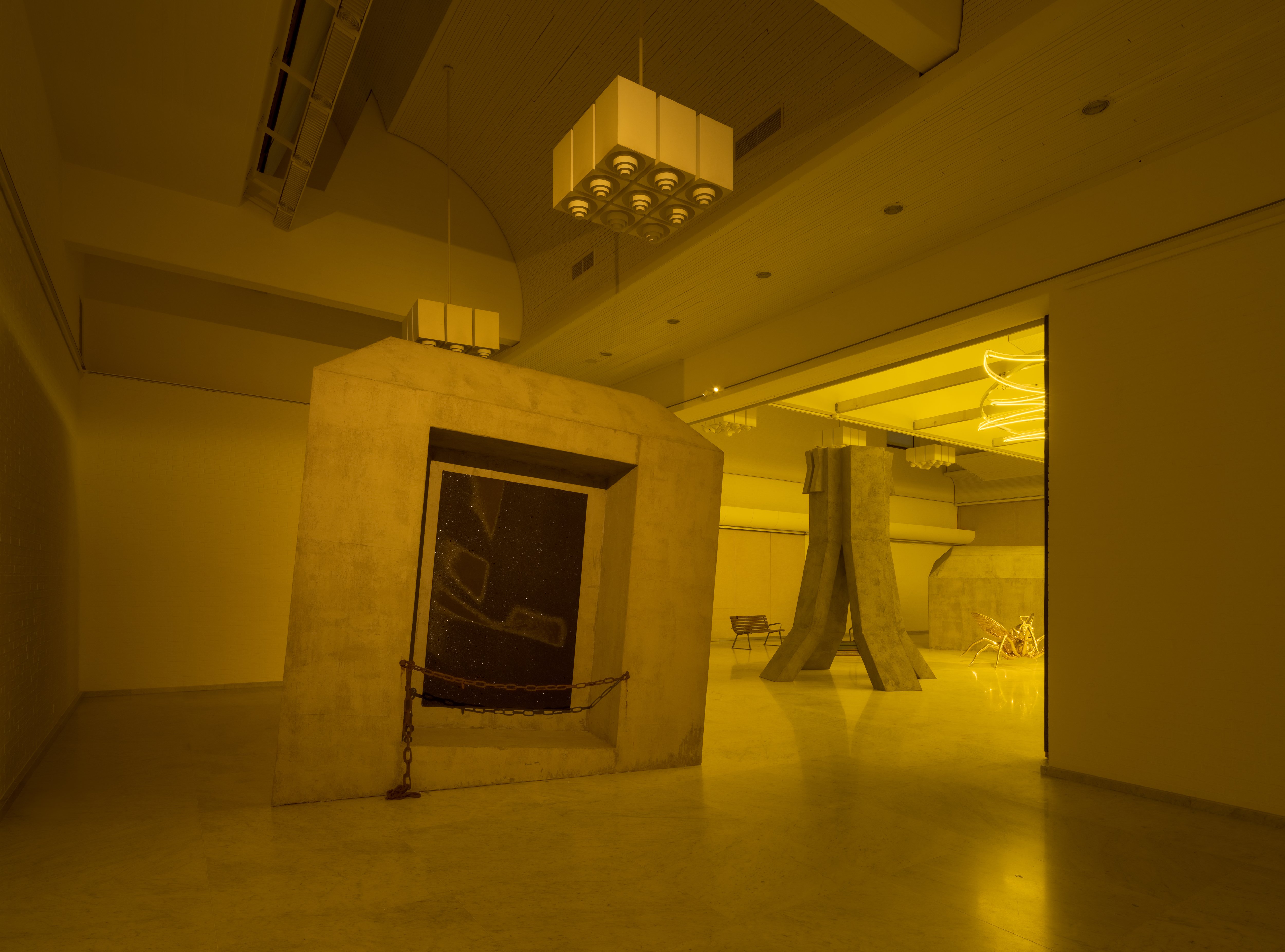 Indgangsrummet til Esben Weile Kjærs udstilling <em>Solar System</em>. På det bunkerlignende monument hænger Andy Warhols <em>Diamond Dust Shadow</em>, lånt fra Louisiana. Foto: David Stjernholm.