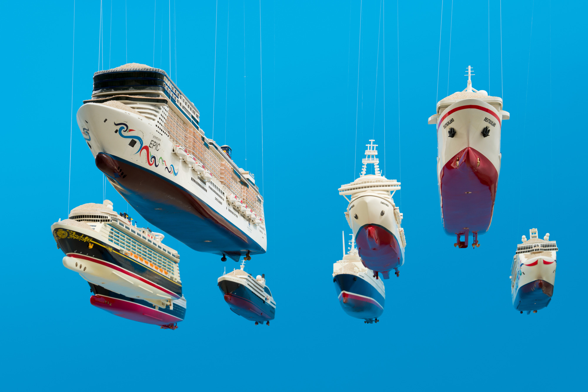 Nina Beier, <em>Fleet (Flåde)</em>, 2024. Modeller af krydstogtskibe, sand og sukker, variable mål. Louisiana Museum of Modern Art. © Nina Beier. Photo: David Stjernholm