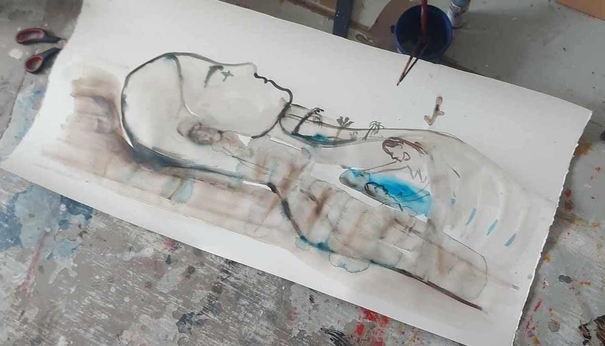 Work in progress. På gulvet i Orsolya Bagalas atelier ligger billeder, hun er igang med. Foto: Ole Bak Jakobsen. 