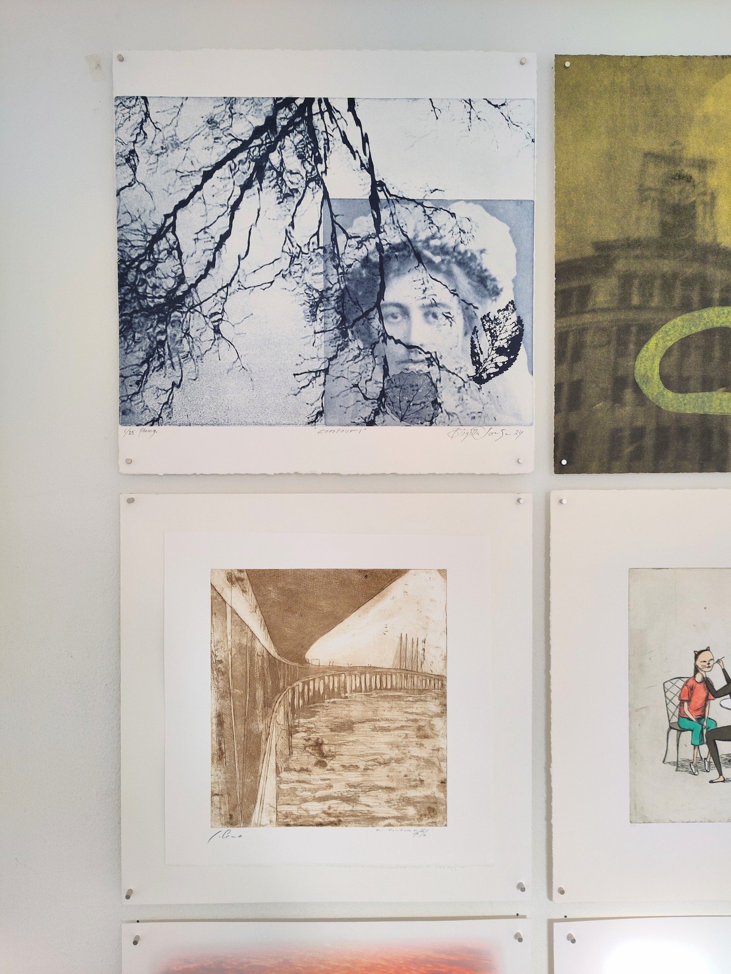 Udsnit fra salonophængningen, der ses værker af Birgitta Lorentzon, Contour, 2024, Berit Jonsvik, Utan titel, 2024, Juan Cano, Mi kontur, 2024, Eva-Maria Ern, Kattor, 2024 art matter