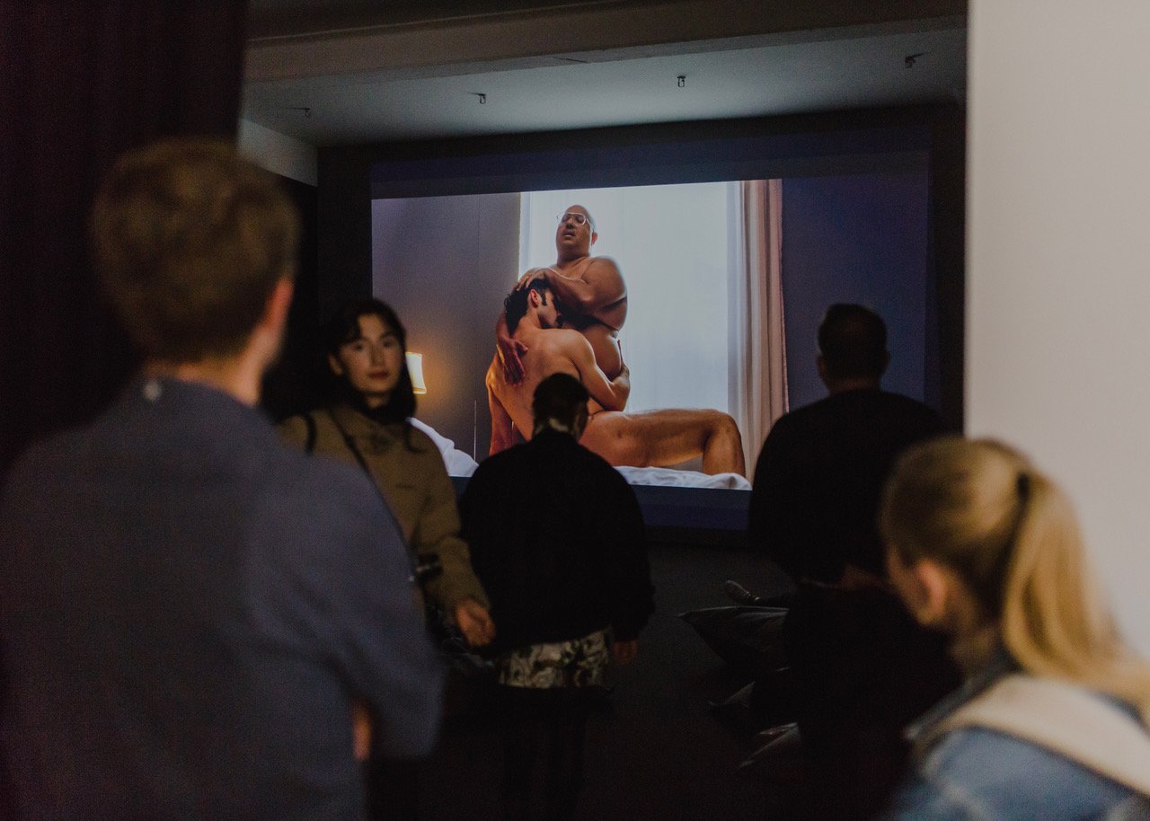 Udstillingsåbning på KINDL i Berlin med værk af Tore Hallas. Foto: Fabian Brennecke .