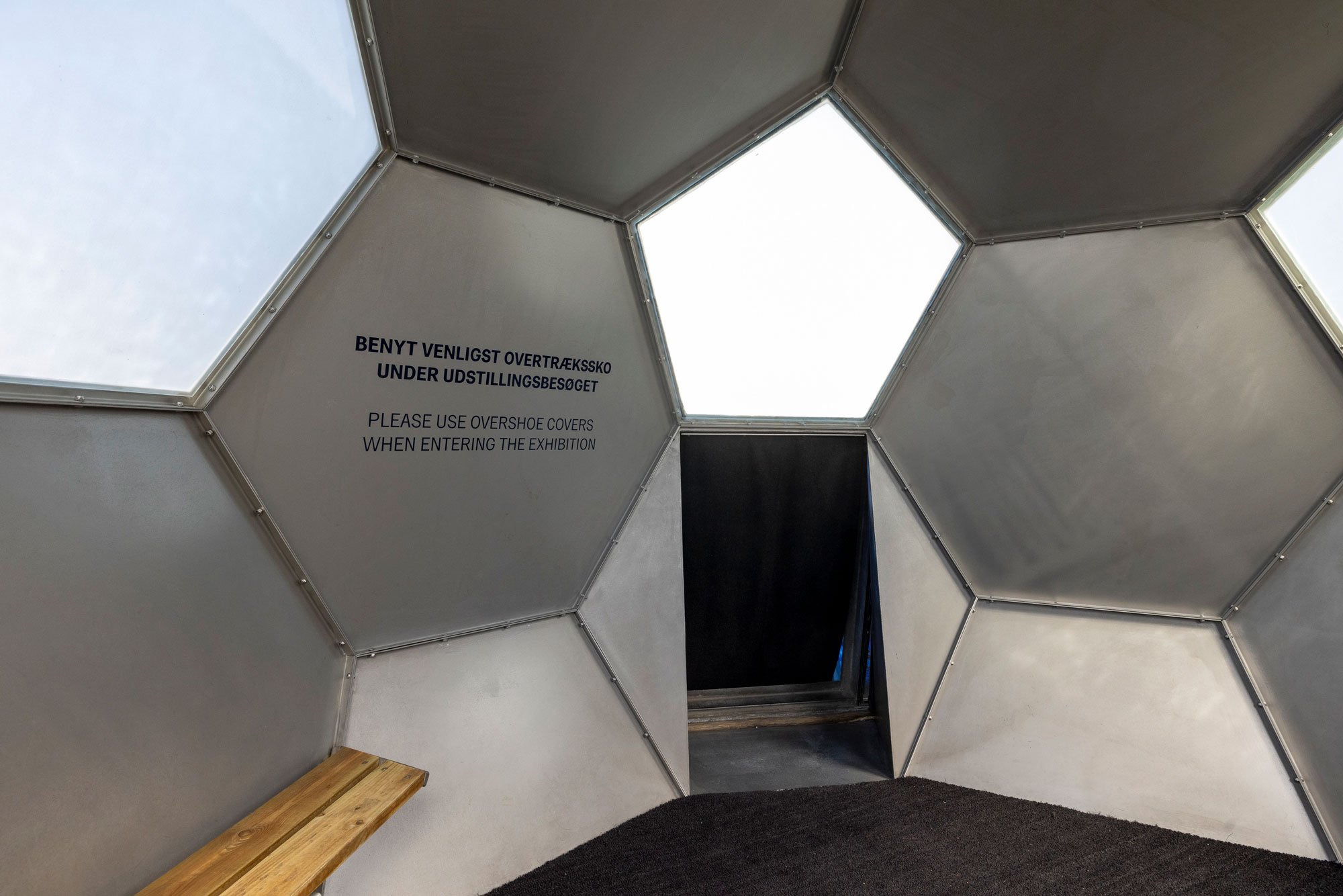 Tróndur Patursson, indgangsparti til <i>Kosmisk Rum</i> ved Nordatlantens Brygge. Foto: Torben Eskerod.