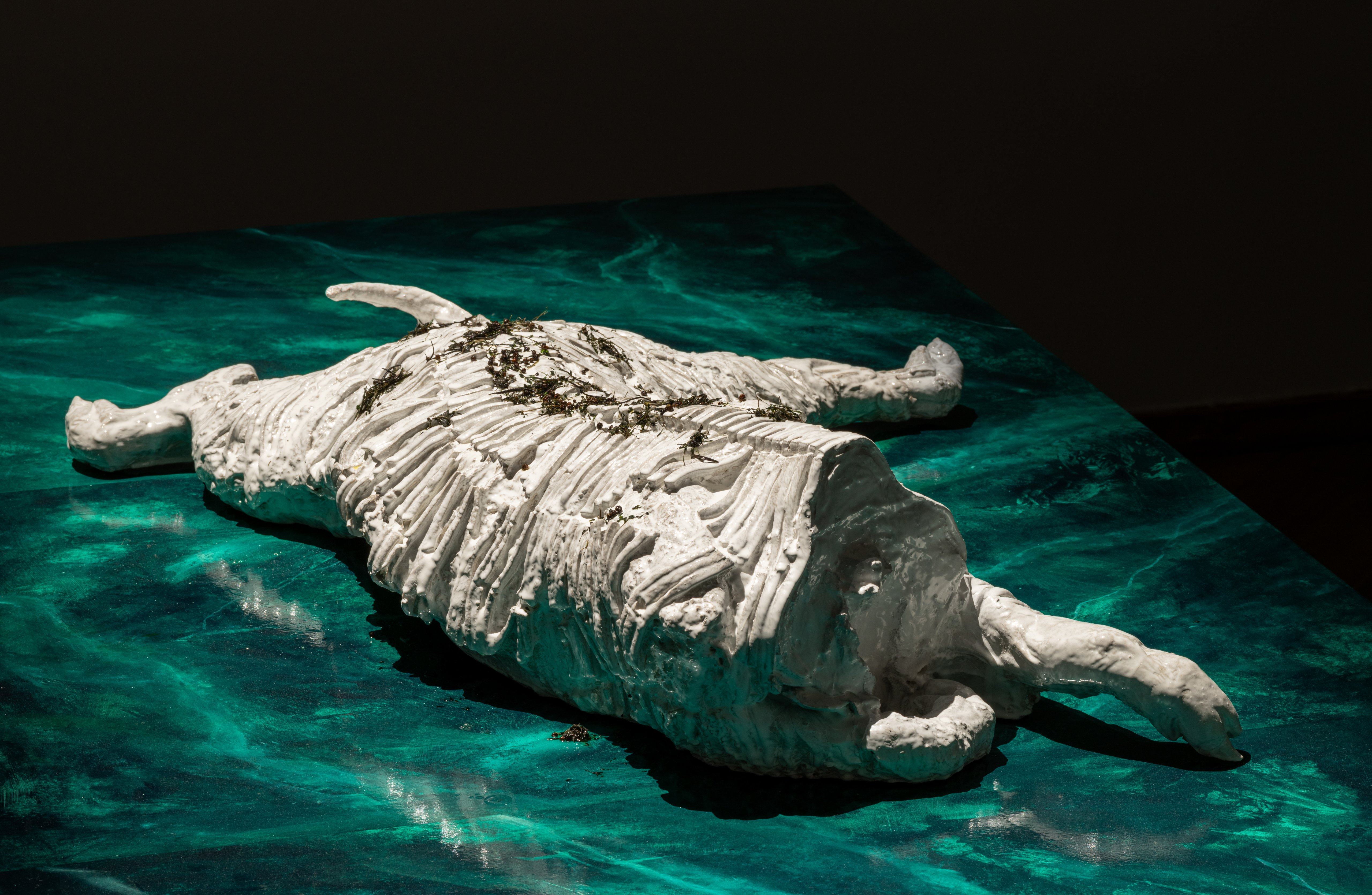 Pattegris i gips fra afgang, kan ses på <em>Landing 2025</em>. Foto: David Stjernholm