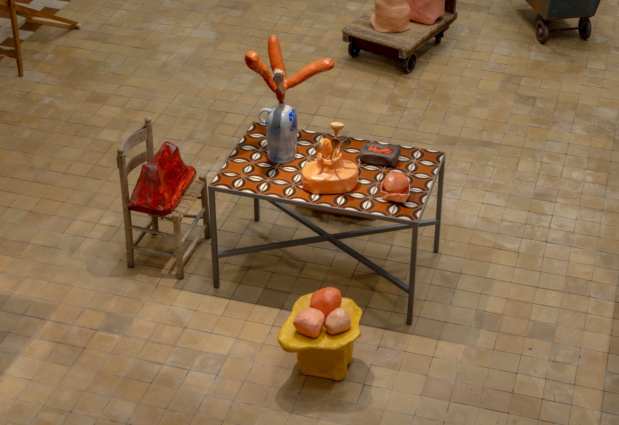 Milena Bonifacini, kakkelbord, papier-mache objekter, træskeer, stol, brændevinsdunk. 2008-24, Det Fynske Kunstakademi Odense. Foto: Malle Madsen