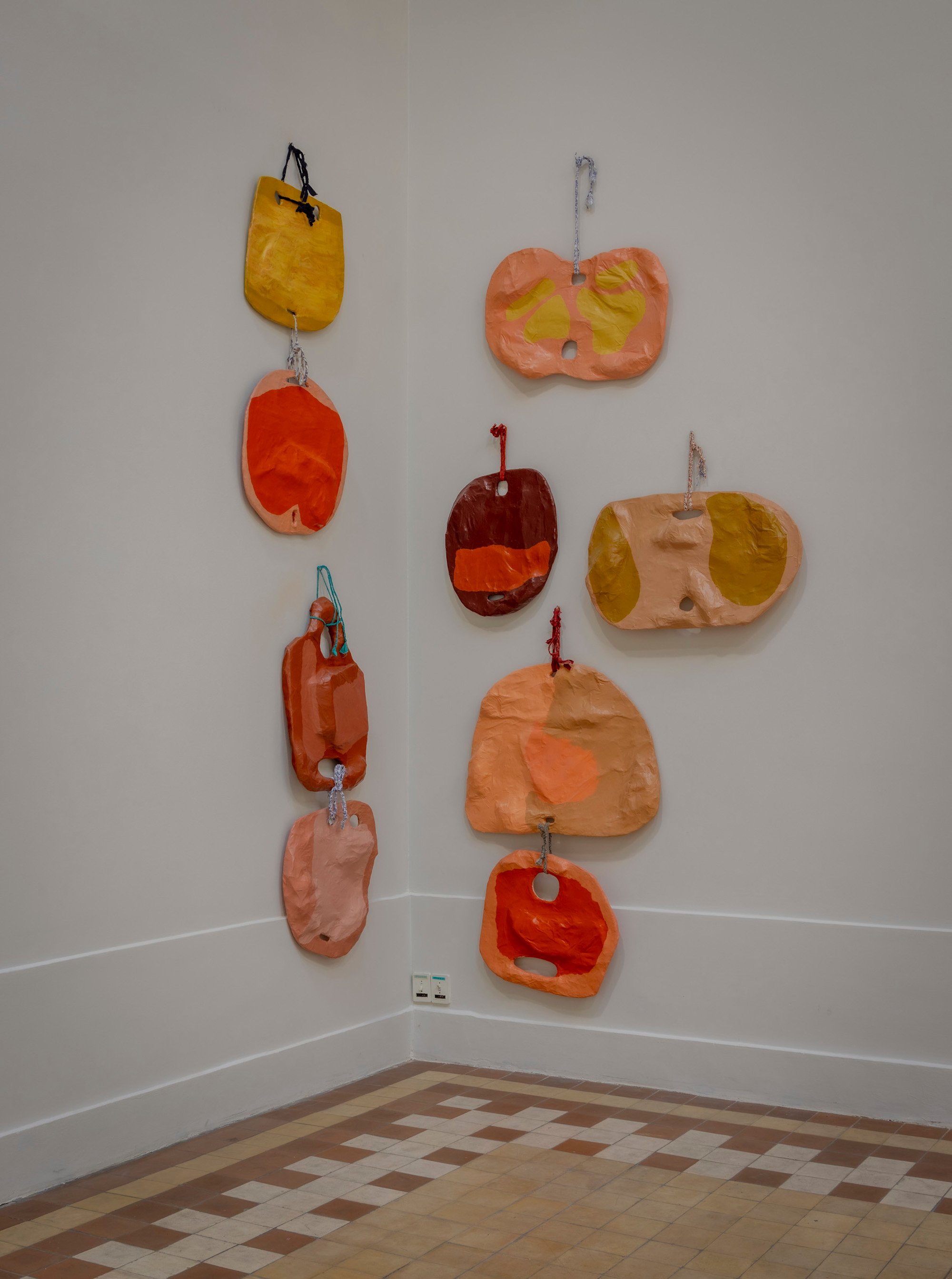 Milena Bonifacini, Mønter, bemalet papier-mache og flettede bånd. 2024, Det Fynske Kunstakademi Odense. Foto: Malle Madsen