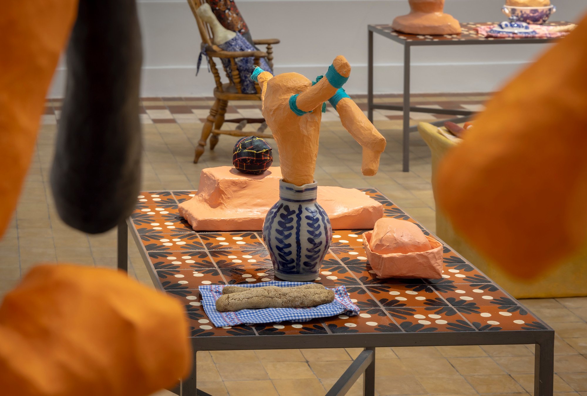 Milena Bonifacini, kakkelbord, saltbagt brød, lerkande, papier-mache objekt, tekstiler 2020-24, Det Fynske Kunstakademi Odense. Foto: Malle Madsen