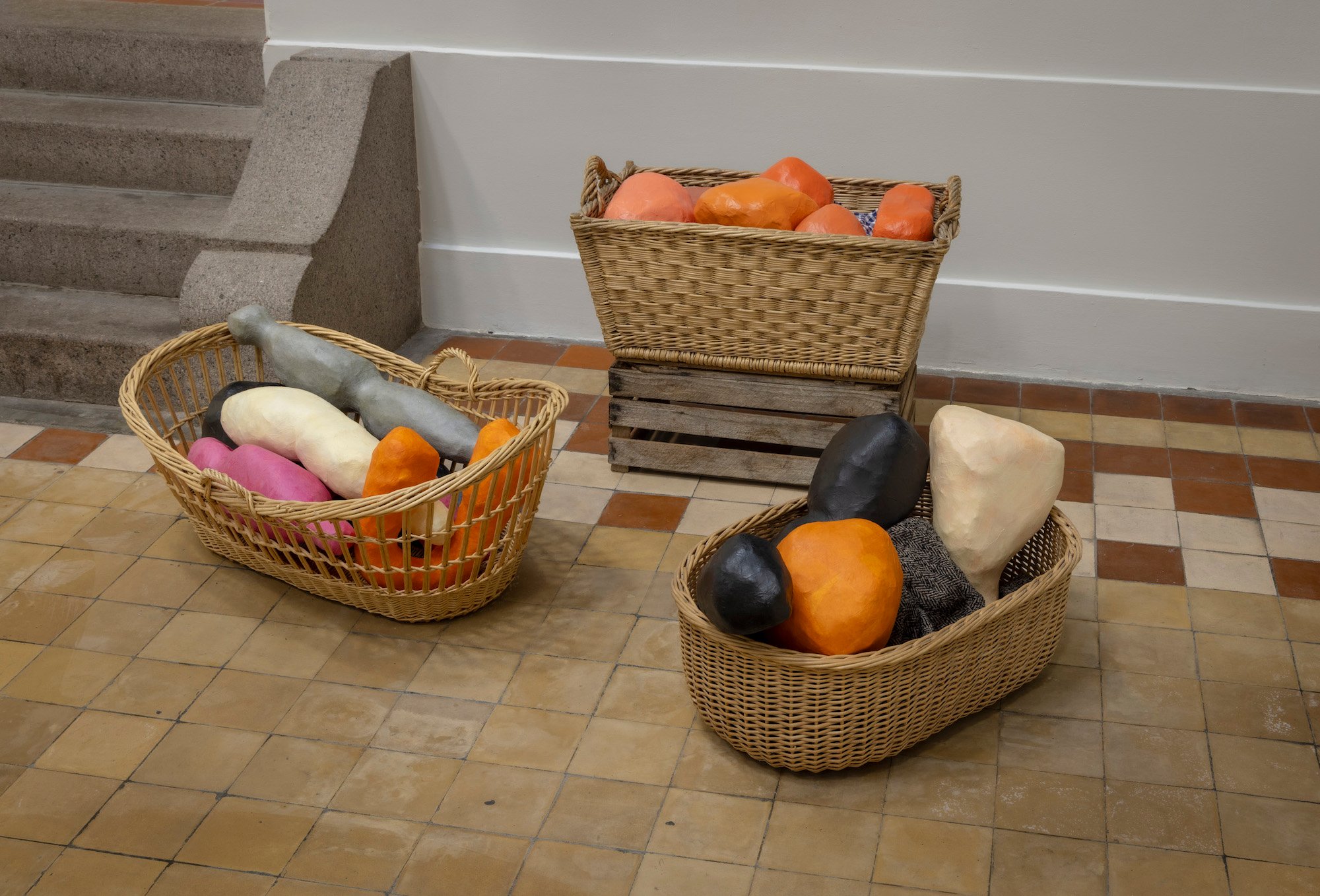 Milena Bonifacini, kurve, papier-mache beklædt med silkepapir, tekstiler. 2024, Det Fynske Kunstakademi Odense. Foto: Malle Madsen