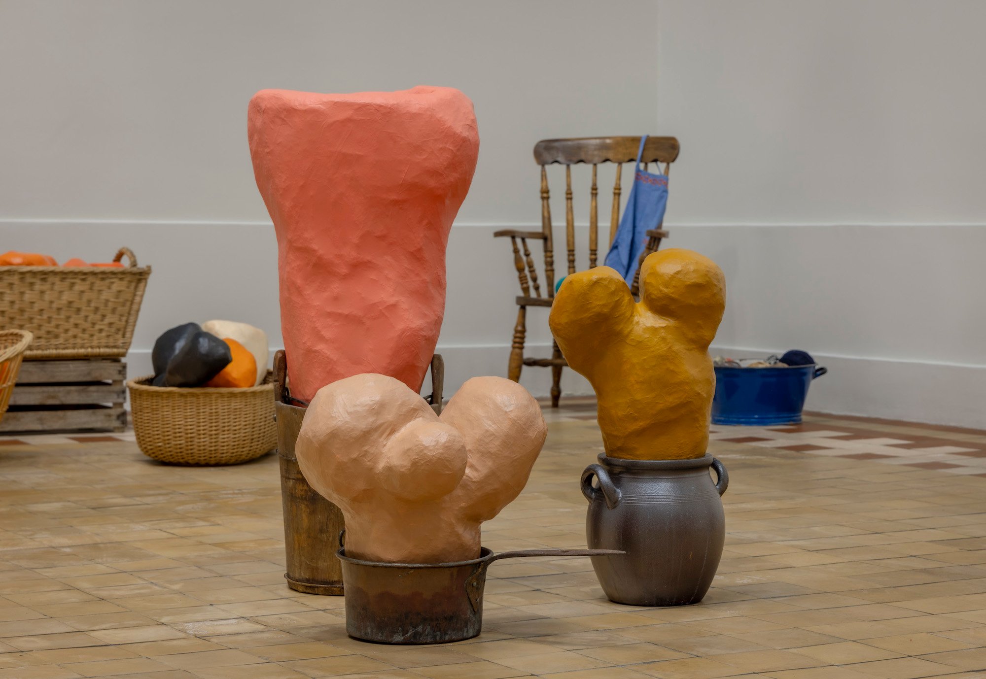 Milena Bonifacini, lerkrukke,  kobbergryde og trætønde med papier-mache objekter. 2020, Det Fynske Kunstakademi Odense. Foto: Malle Madsen