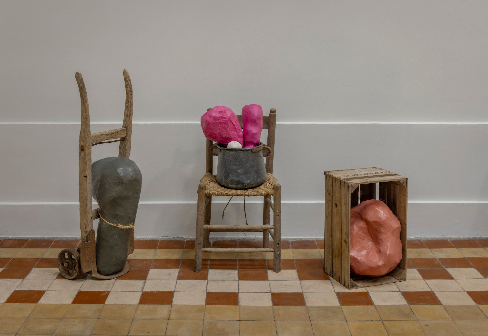 Milena Bonifacini, sækkevogn, stol med kogekar,æblekasse med papier-mache objekter 2021-24, Det Fynske Kunstakademi Odense. Foto: Malle Madsen