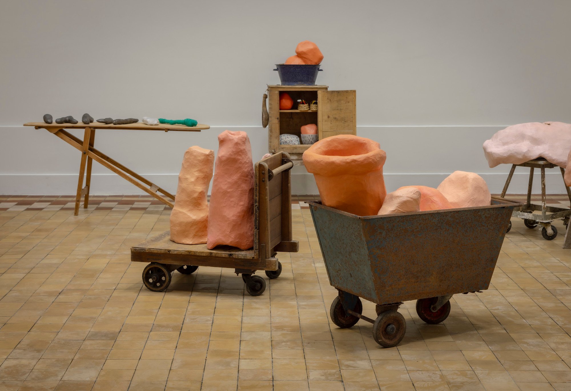 Milena Bonifacini, skubbevogn med papier-macheobjekter, fodervogn med papier-mache objekter. 2021, Det Fynske Kunstakademi Odense. Foto: Malle Madsen