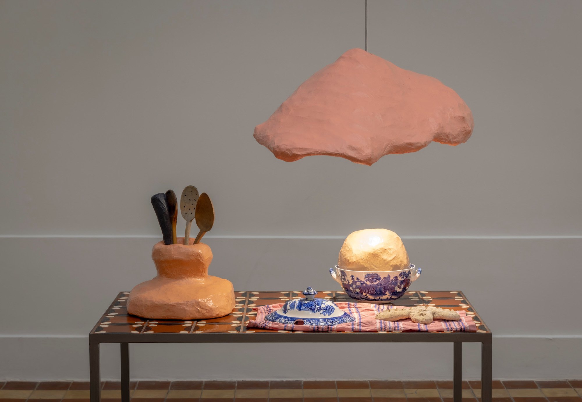 Milena Bonifacini, kakkelbord, papier-mache lampe, papier-mache objekter, træskeer, terrin, forklæde og saltbagt brød. 2010-24, Det Fynske Kunstakademi Odense. Foto: Malle Madsen