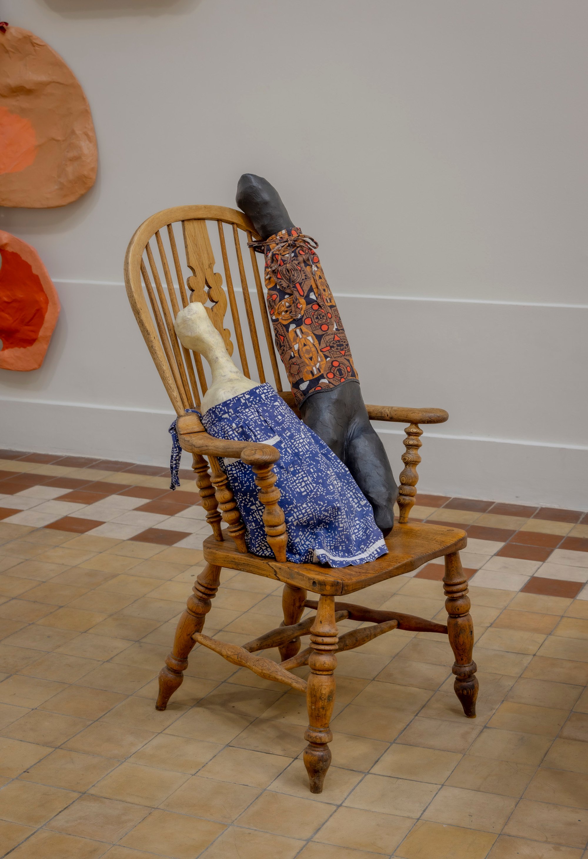 Milena Bonifacini, træ stol med papier-mache objekter og forklæder. 2024, Det Fynske Kunstakademi Odense. Foto: Malle Madsen