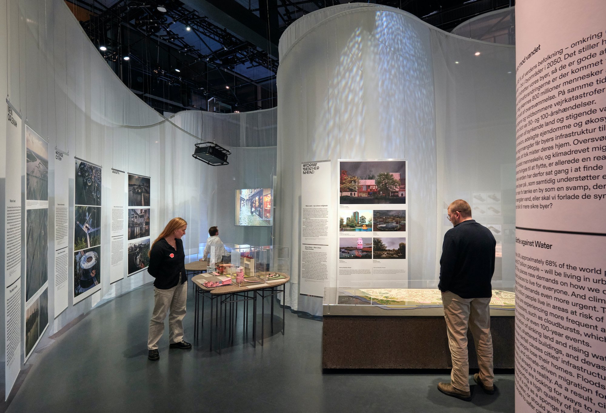Dansk Arkitektur Center, udstilling, <i>Vandet kommer</i>. Foto: Anders Sune Berg.