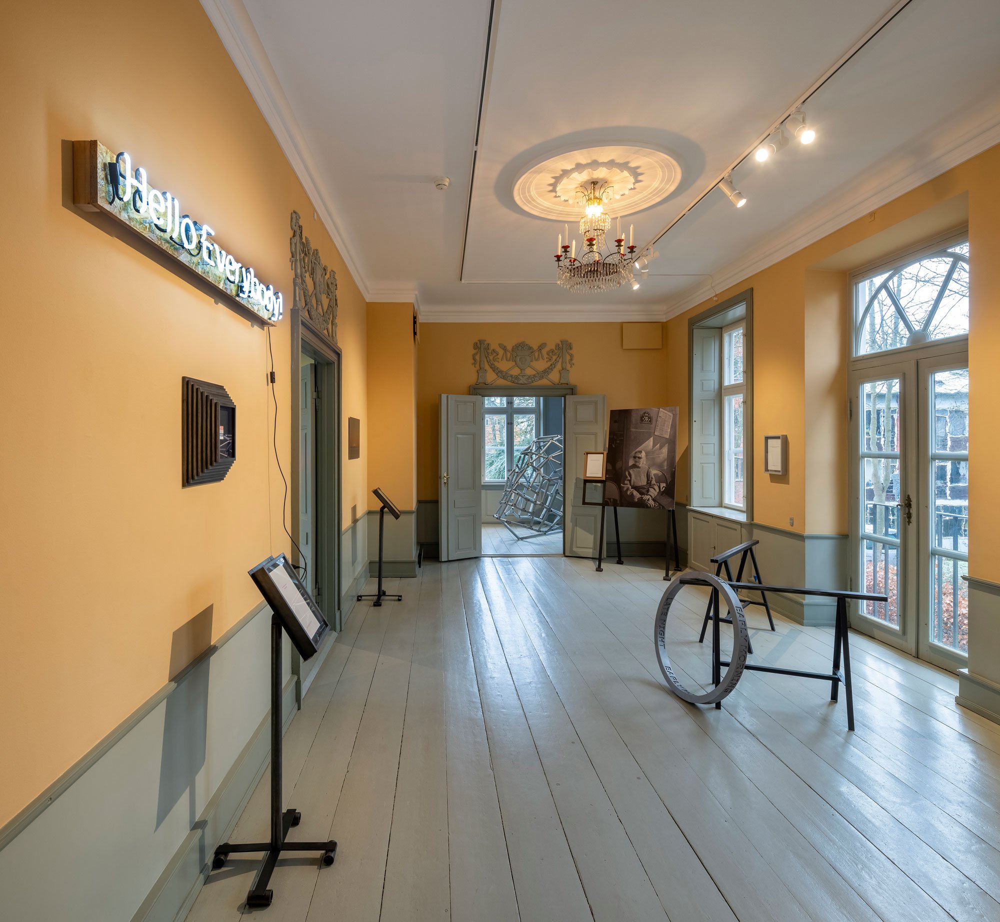 Installationsfoto. Jytte Høy, Words Found More Added, Møstings 2025. Foto: Torben Eskerod