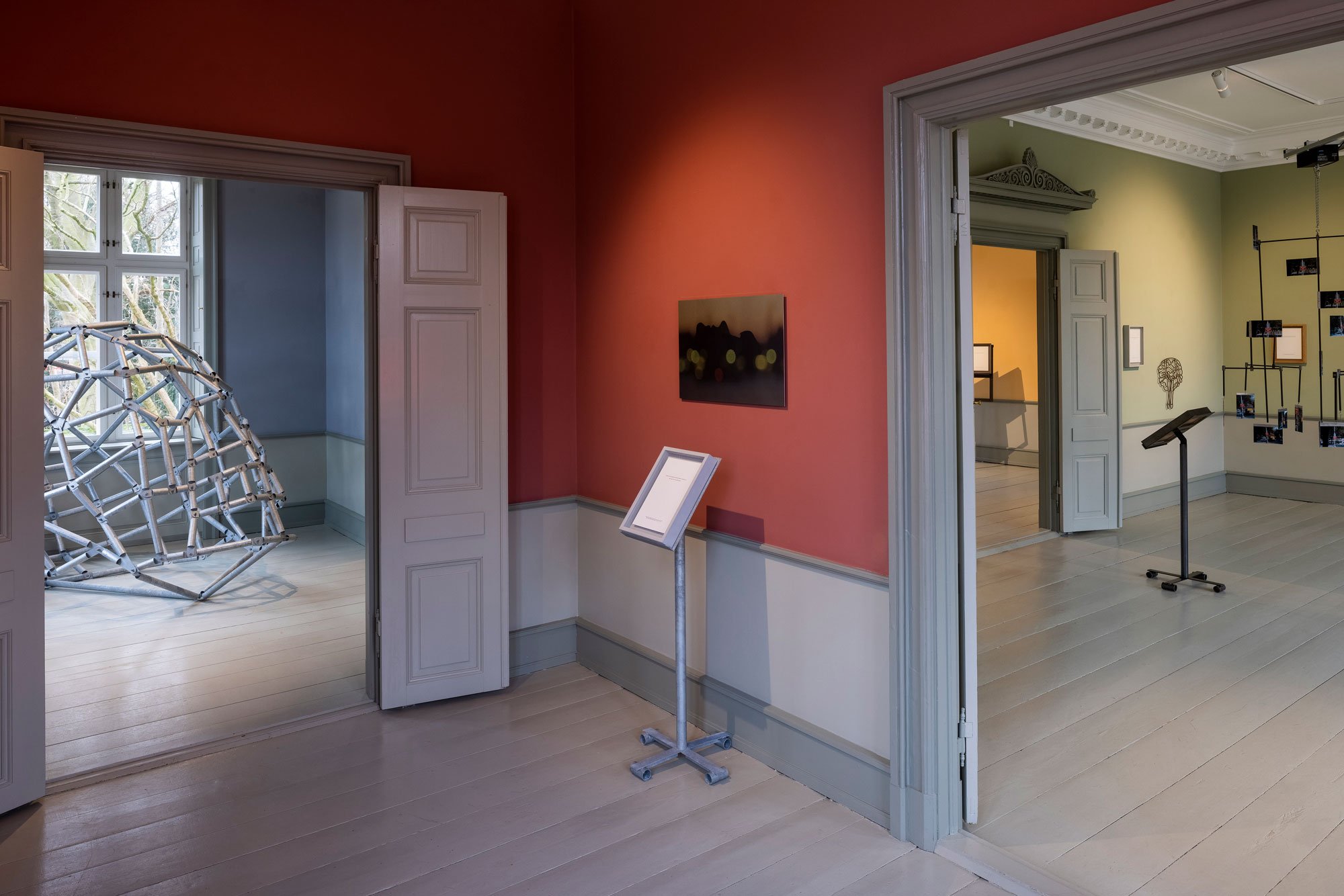 Installationsfoto. Jytte Høy, Words Found More Added, Møstings 2025. Foto: Torben Eskerod