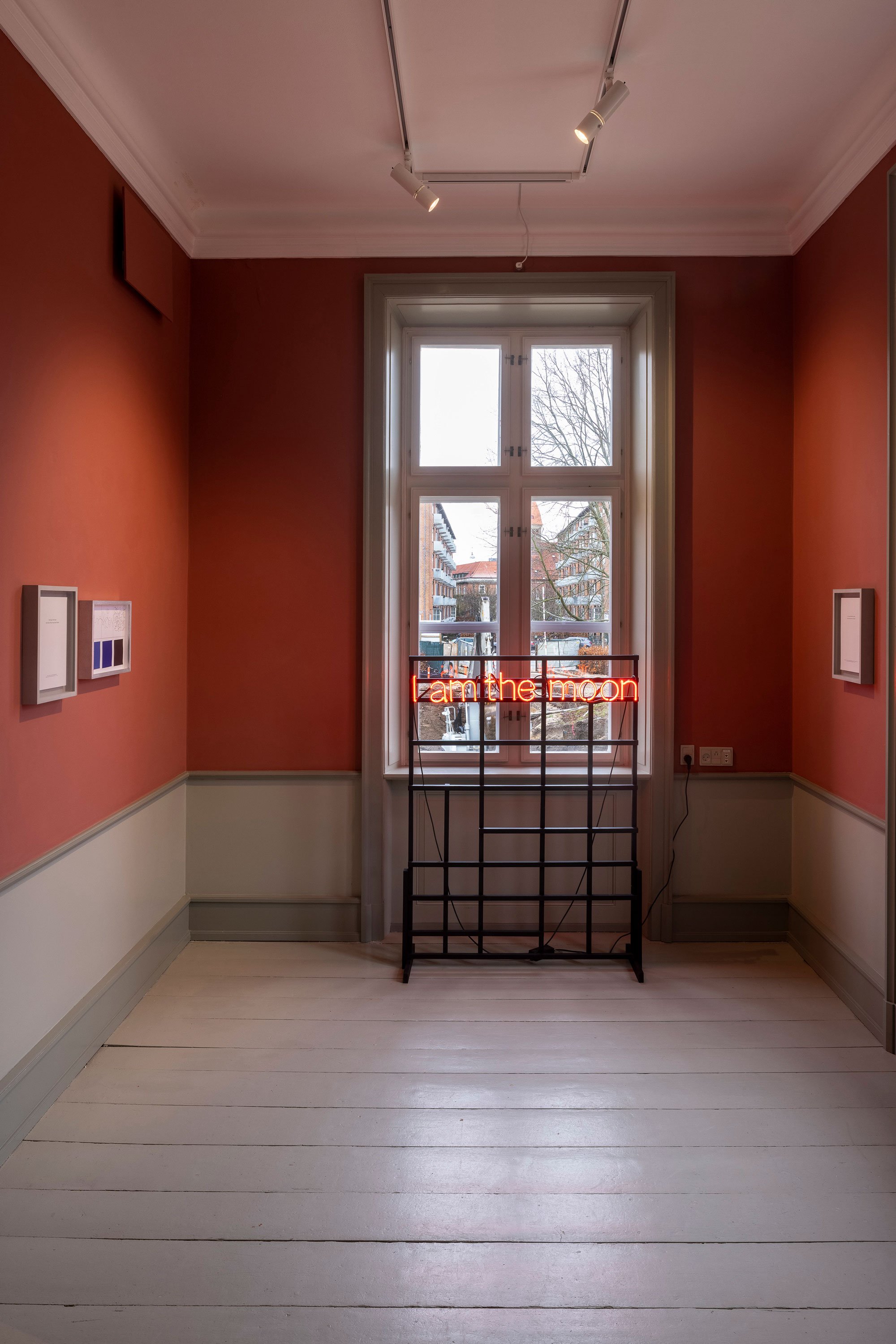 Installationsfoto. Jytte Høy, Words Found More Added, Møstings 2025. Foto: Torben Eskerod