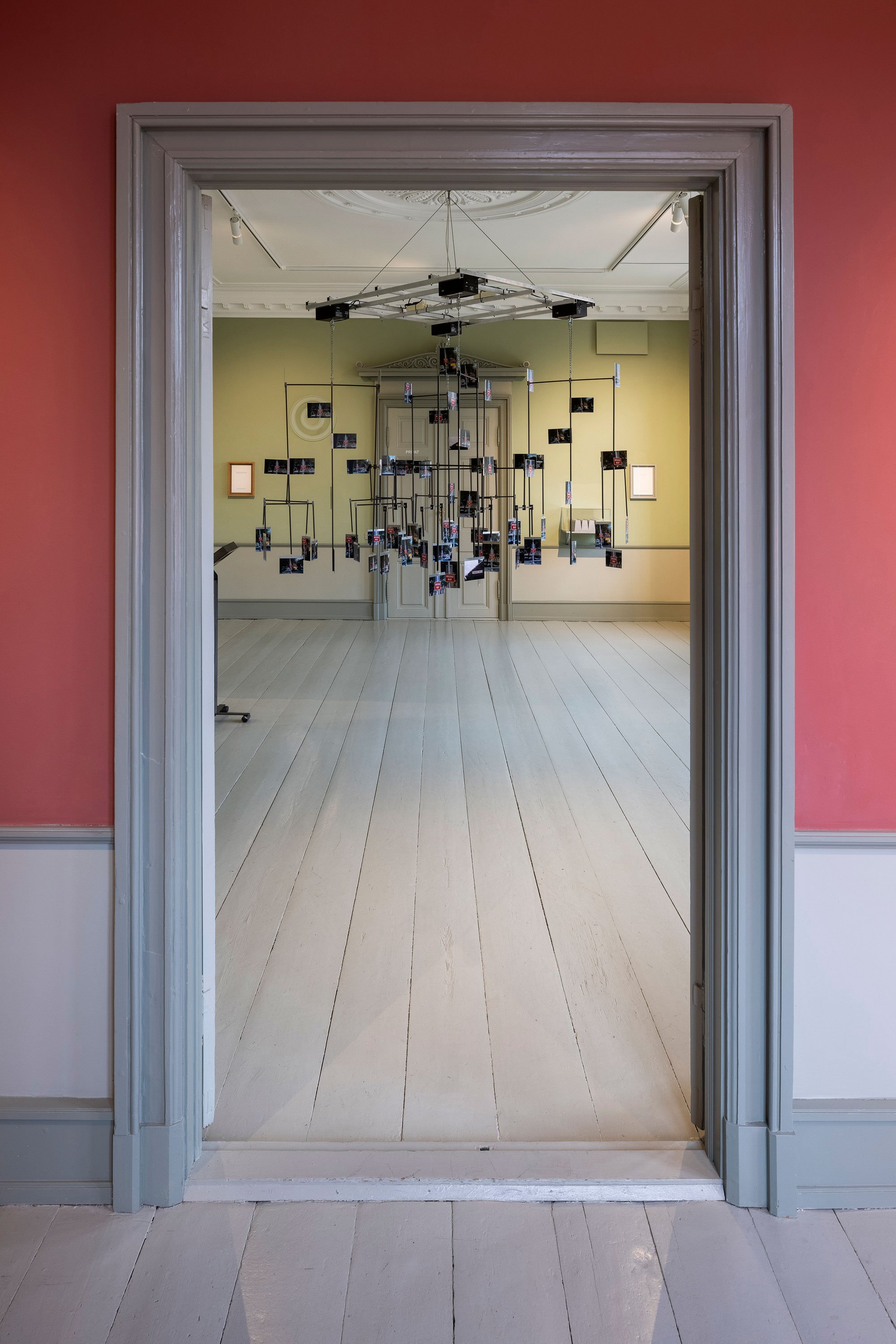 Installationsfoto. Jytte Høy, Words Found More Added, Møstings 2025. Foto: Torben Eskerod