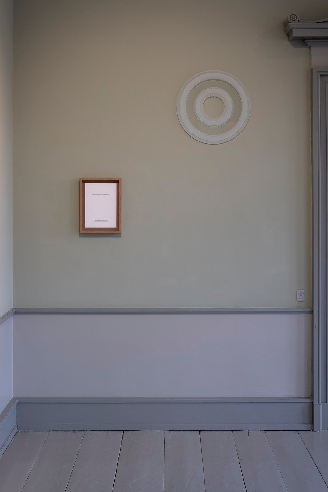 Installationsfoto. Jytte Høy, Words Found More Added, Møstings 2025. Foto: Torben Eskerod