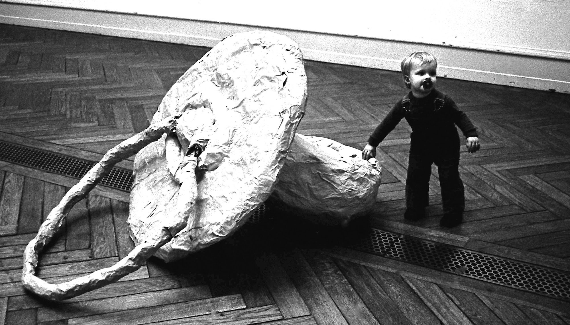 Pernille Clausen, papmaché-sut fra <i>Kvindeudstillingen XX</i>, Charlottenborg, 1975. Foto: Pia Funder.