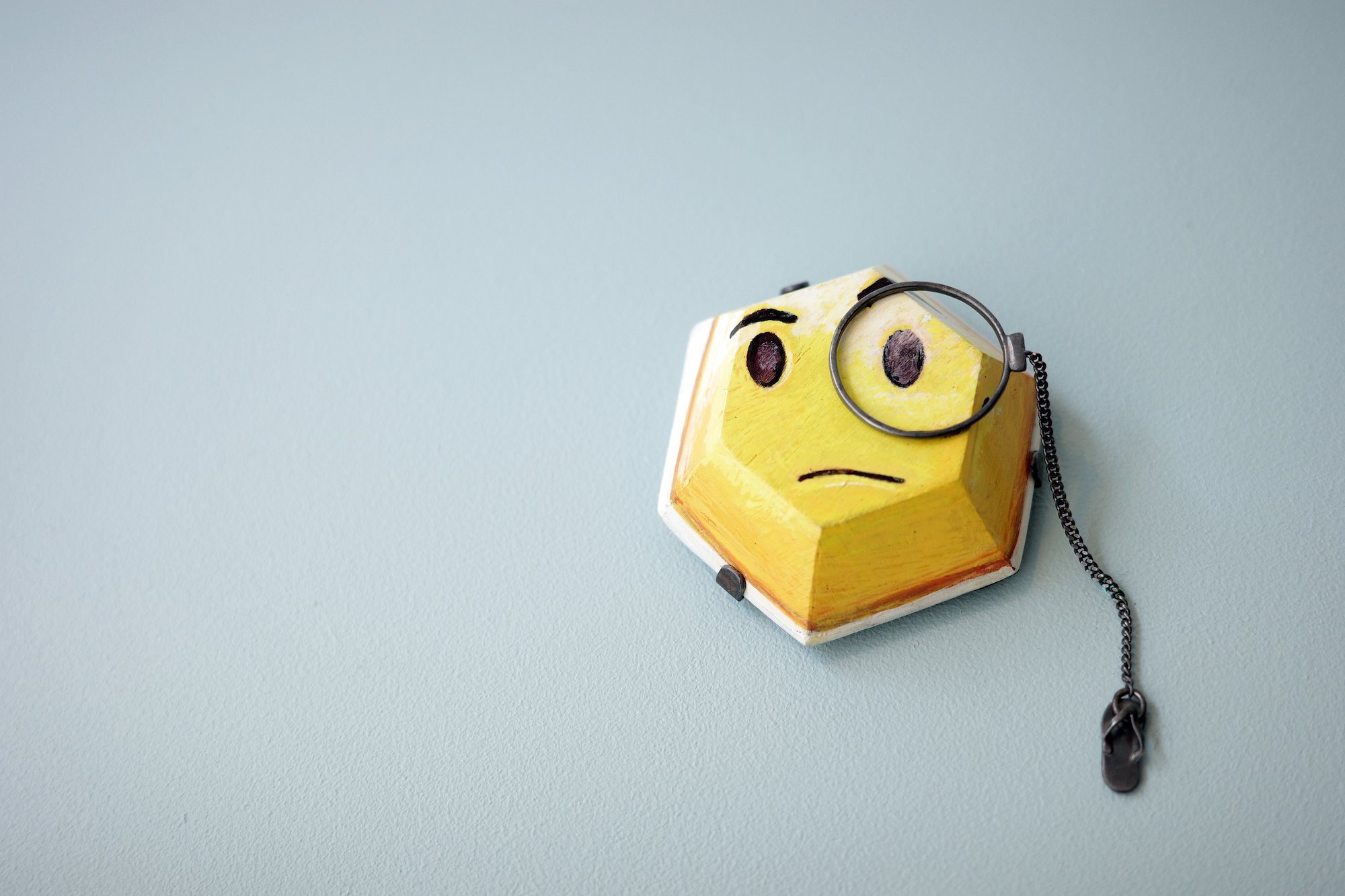 Marie-Louise Kristensen, broche, 2025, <i>Ansigt med monokel</i>, træ, sølv, 80 x 78 x 30 mm. Foto: Dorte Krogh.