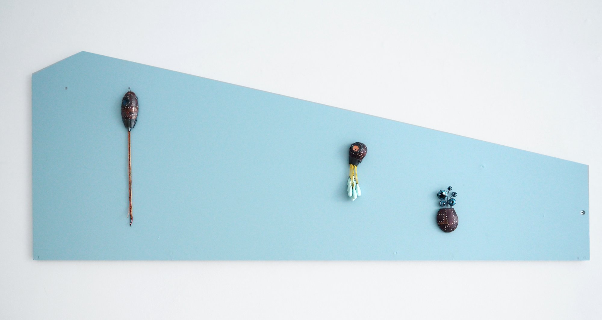 Marie-Louise Kristensen, Brocher, 2024, <i>Syntese</i>,milliput/acryl/stål/kobber/sølv/carneol/koral/sunstone/jade, <i>Synsning</i>, milliput/papir/snor/acryl/stål/kobber, <i>Syntest</i>, milliput/acryl/stål/kobber /sølv. Foto: Dorte Krogh.