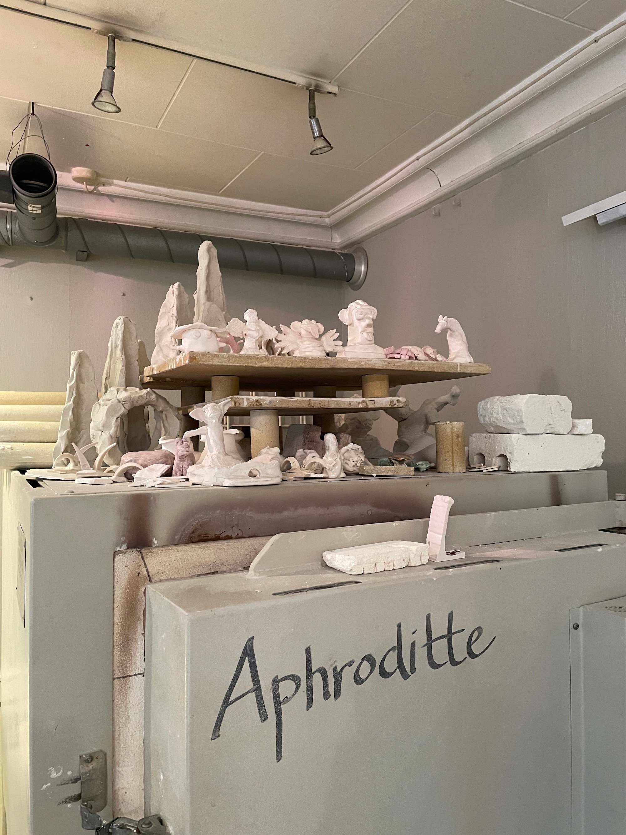 Ovnen "Aphroditte" pyntet med figurer, som Louise Hindsgavls gæster i atelieret har lavet. Foto: Esther-Marie Beyer Carlsson.