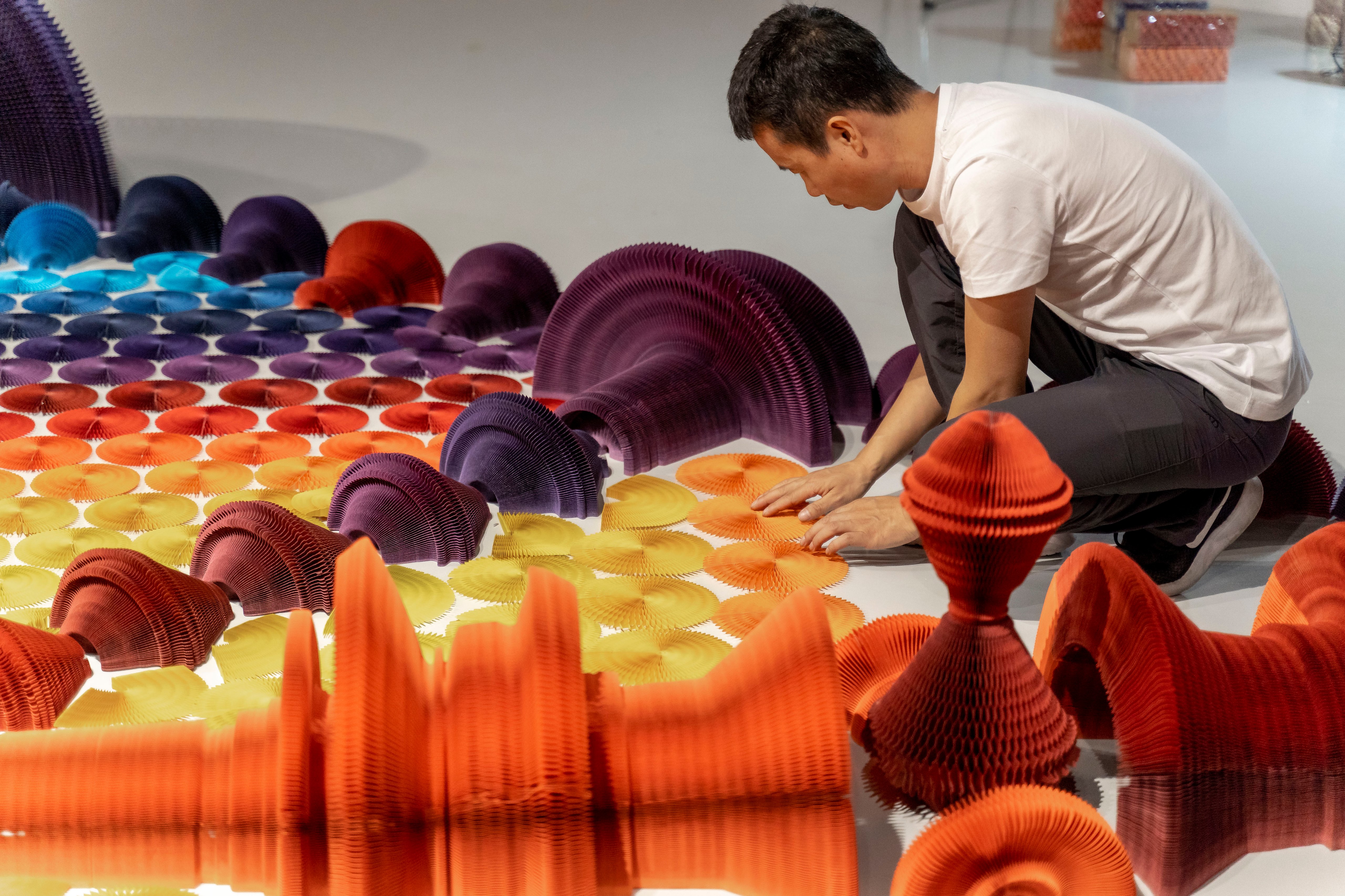 Li Hongbo under opstillingen af sin installation Irons of the Ages, Flowers of the Times. Courtesy of the artist, SCAD Museum of Art, and Eli Klein Gallery © Li Hongbo