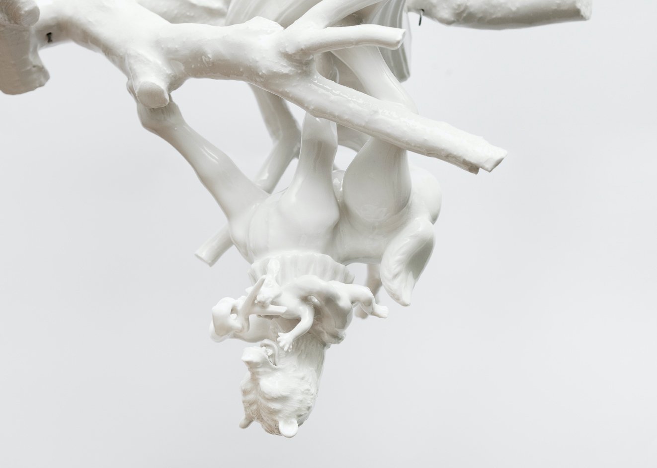 Louise Hindsgavl, <i>Quiet Please</i>. Porcelæn, 2014. Vist på <i>Power Porcelæn Poesi</i> på Rønnebæksholm 2014 og Skovgaardmuseet 2015. Foto: Leá Nielsen