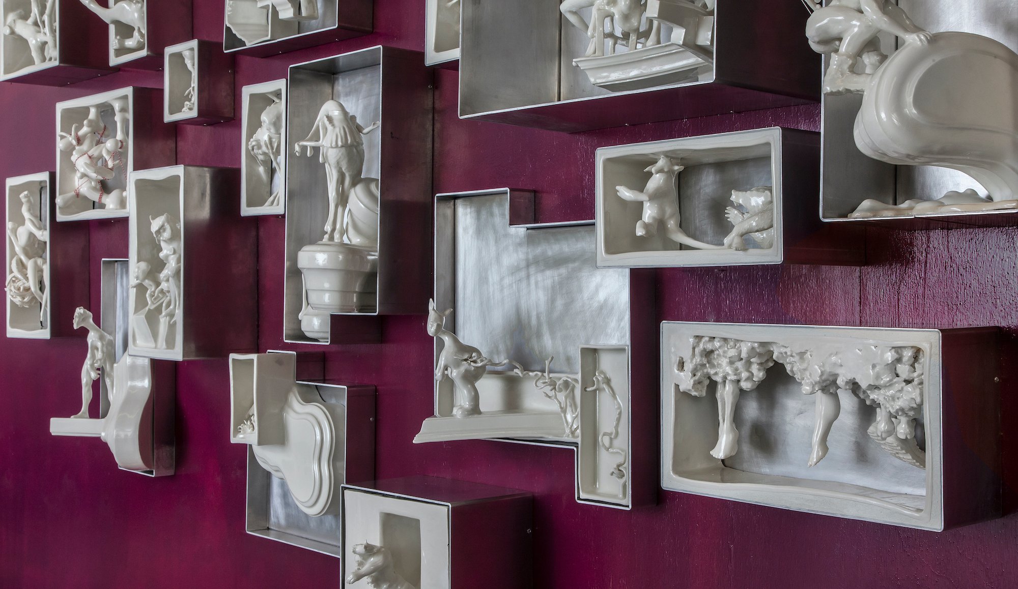 Louise Hindsgavl, <i>Finding Comfort in Confined Spaces</i>. Porcelæn og aluminium, 2016. I Trapholts samling med midler fra Ny Carlsberg Fondet. Udstillet på Trapholt i udstillingen <i>OVERTRYK</i>, i fællesskab med Mie Mørkeberg, Julie Nord, Nina Saunders og Merete Pryds Helle. Foto: Ole Akhøj