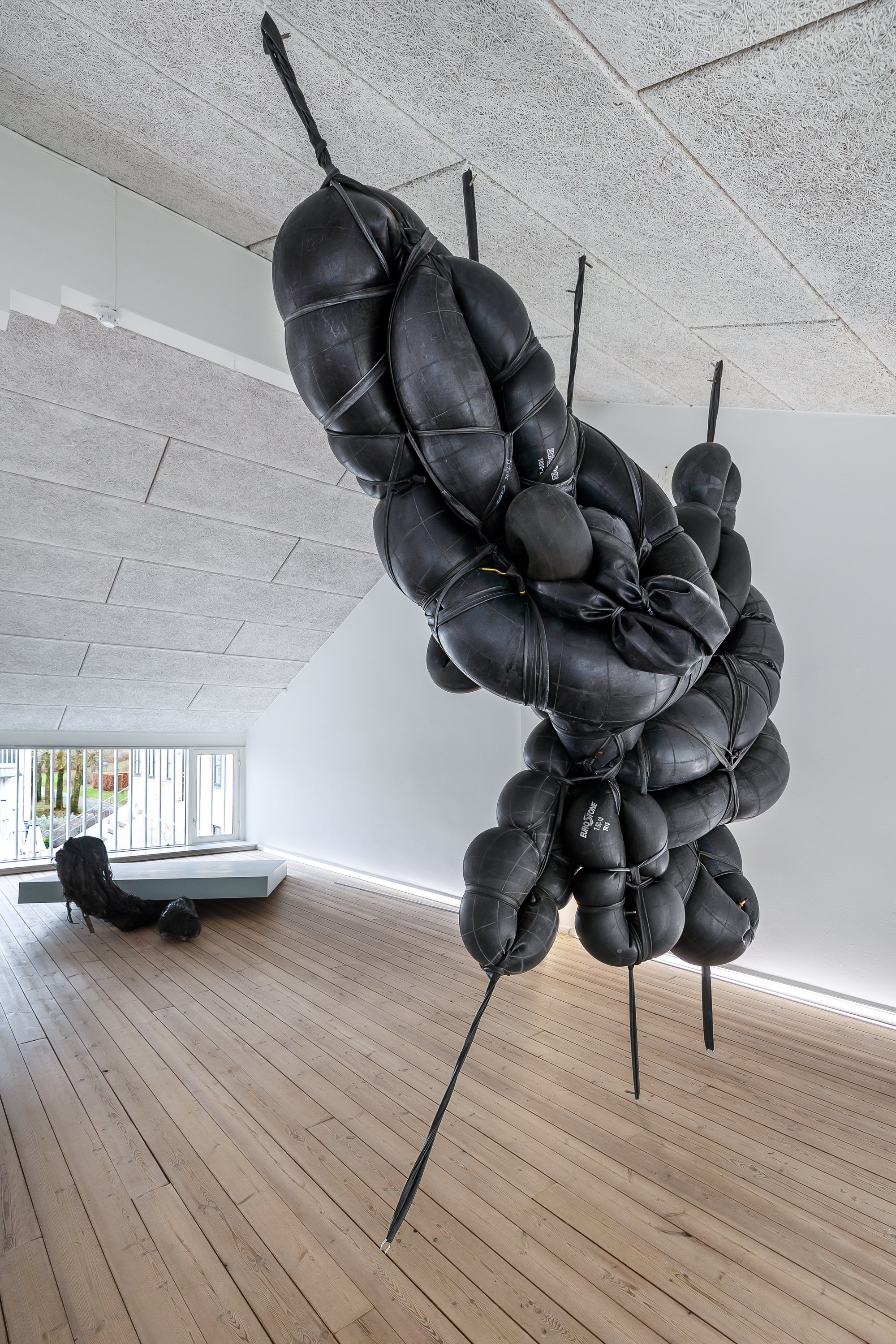 Bjørn Poulsen, <i>Intruder IV</i>, 2025, <i>V</i>, 2024. Foto: Frida Gregersen