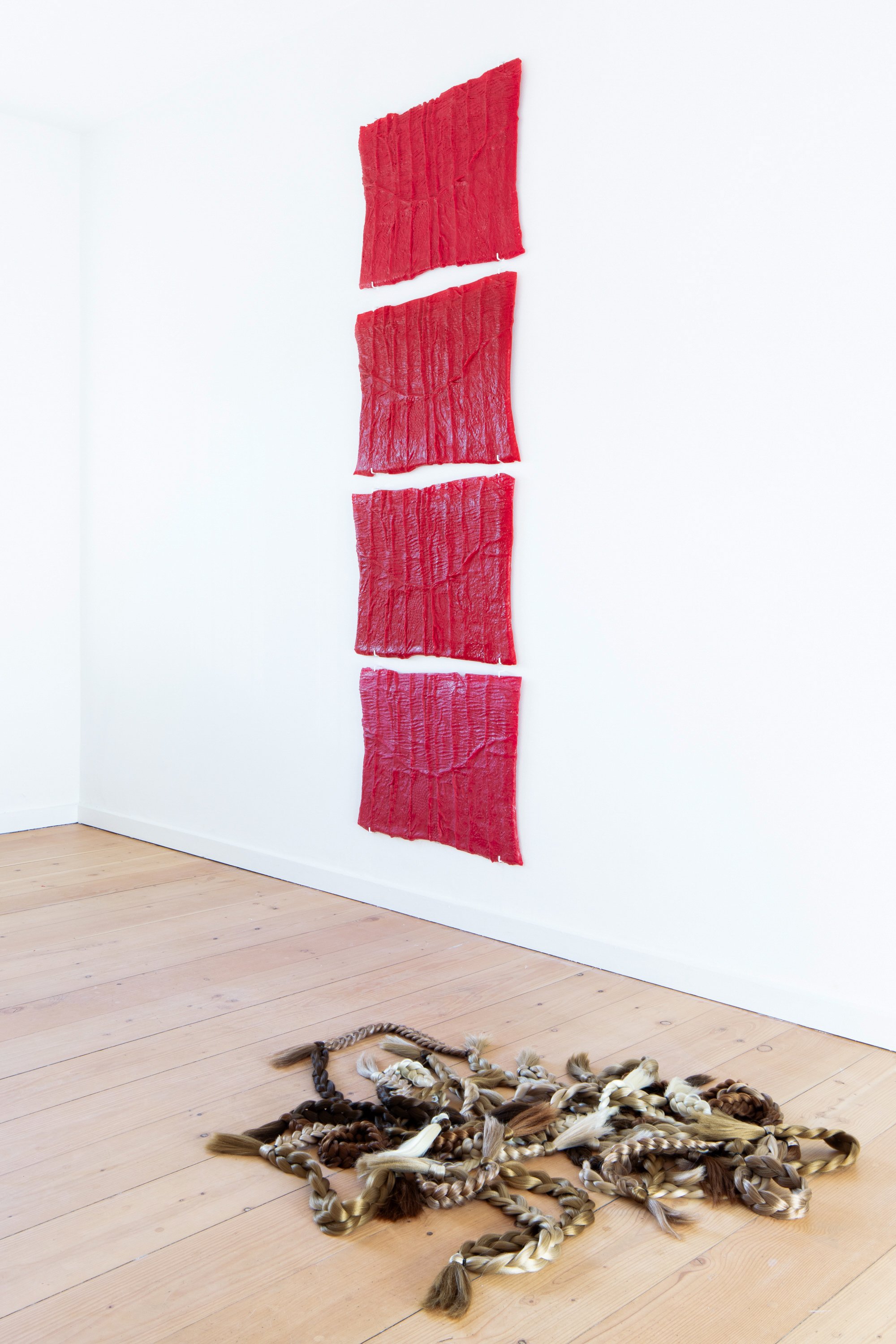 Paula Duvå, Clara Busch og Kristine K. Leopold, <i>ghostly remnants</i>, udstillingsfoto, ODP3, 2025. Foto: Mads Holm.