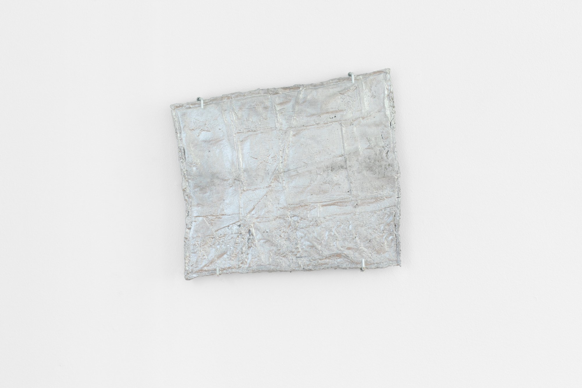 Paula Duvå, Clara Busch og Kristine K. Leopold, <i>ghostly remnants</i>, udstillingsfoto, ODP3, 2025. Foto: Mads Holm.