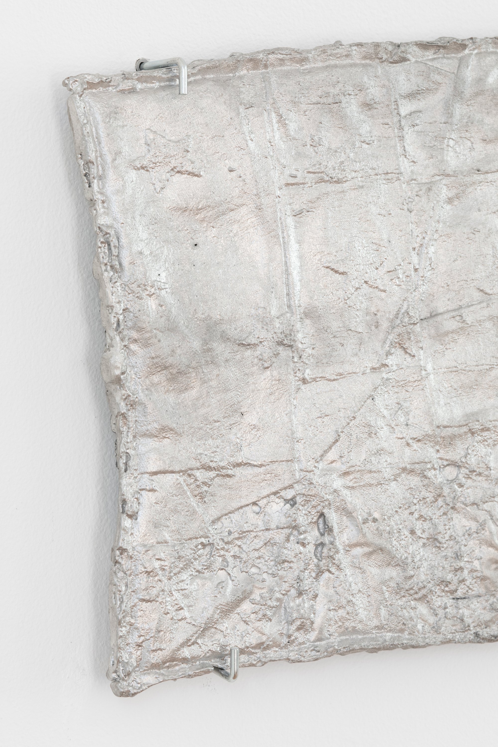 Paula Duvå, Clara Busch og Kristine K. Leopold, ghostly remnants, udstillingsfoto, ODP3, 2025. Foto: Mads Holm.