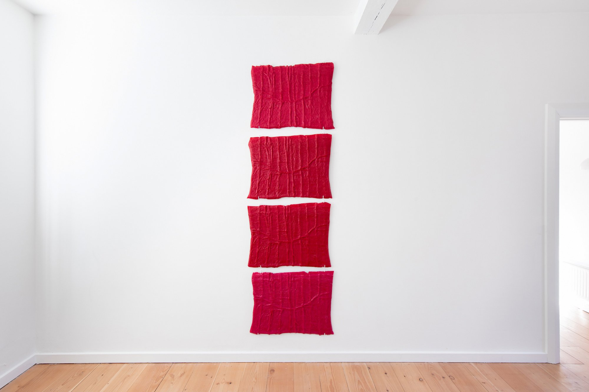 Paula Duvå, Clara Busch og Kristine K. Leopold, ghostly remnants, udstillingsfoto, ODP3, 2025. Foto: Mads Holm.