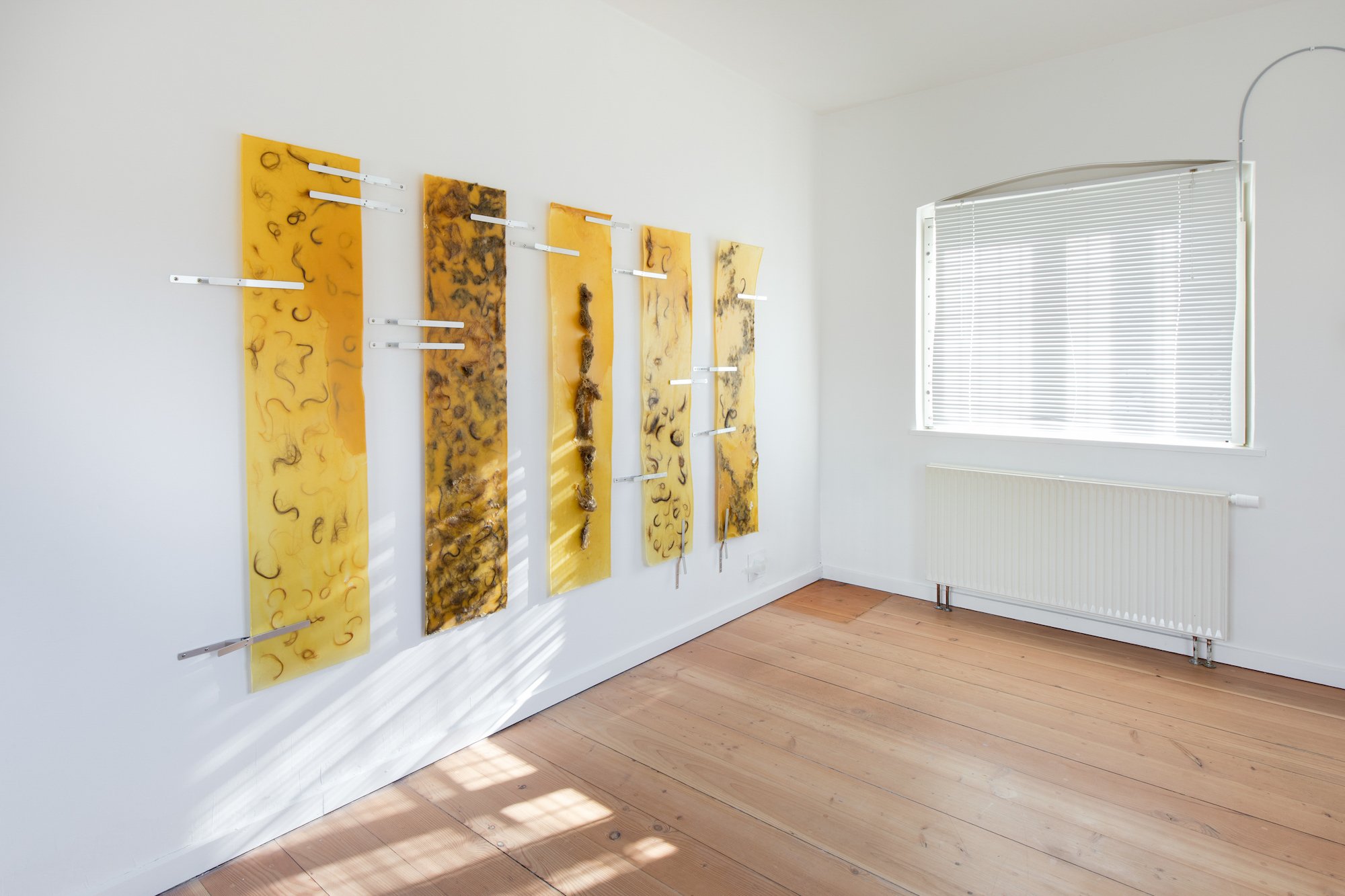 Paula Duvå, Clara Busch og Kristine K. Leopold, ghostly remnants, udstillingsfoto, ODP3, 2025. Foto: Mads Holm.