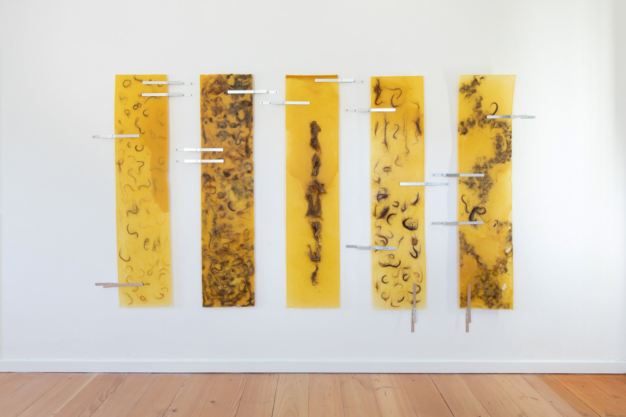 Paula Duvå, Clara Busch og Kristine K. Leopold, <i>ghostly remnants</i>, udstillingsfoto, ODP3, 2025. Foto: Mads Holm.