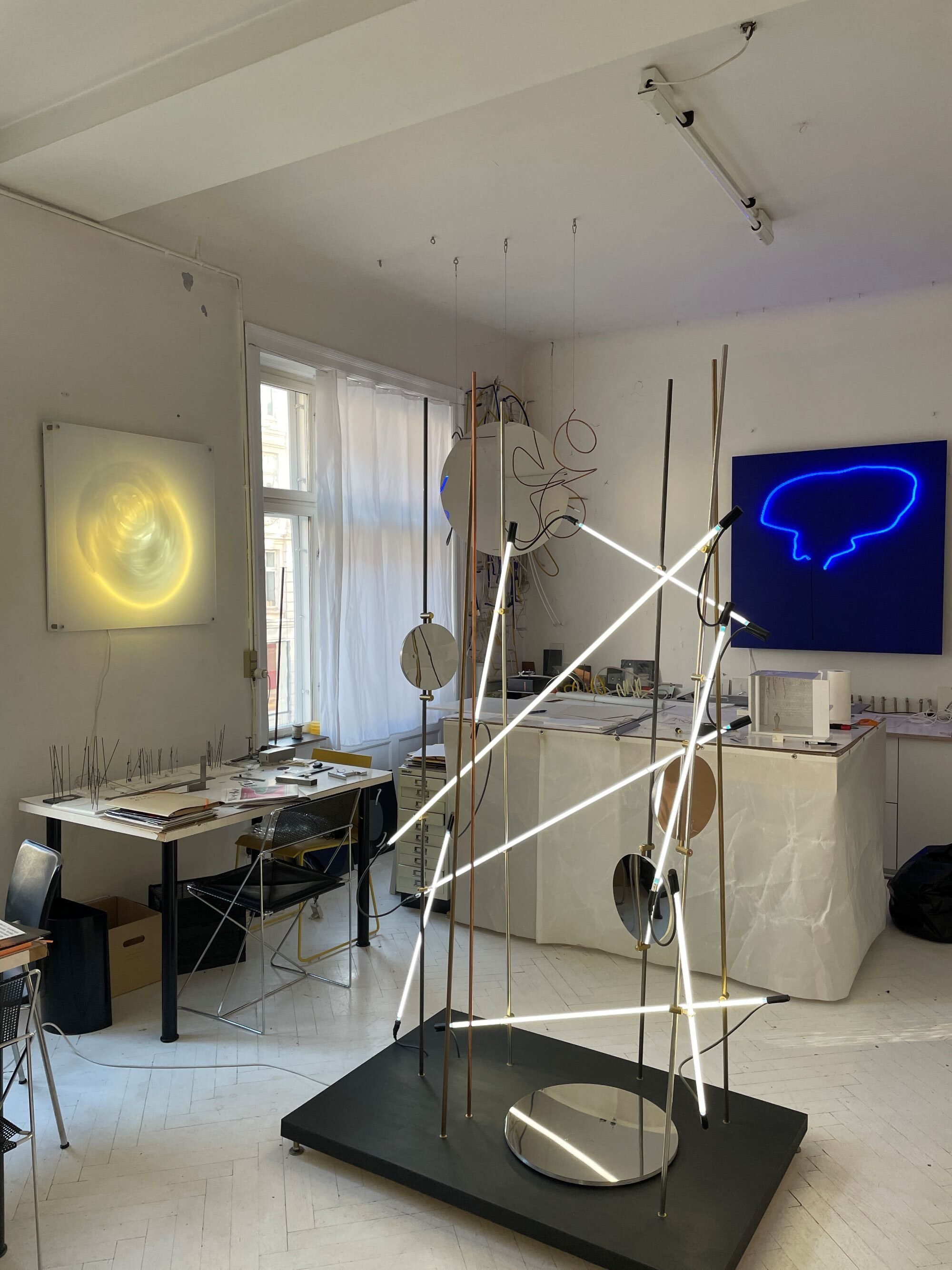 Gun Gordillos værksted, hvor hun arbejder med neon og metal. Foto: Esther-Marie Beyer Carlsson.