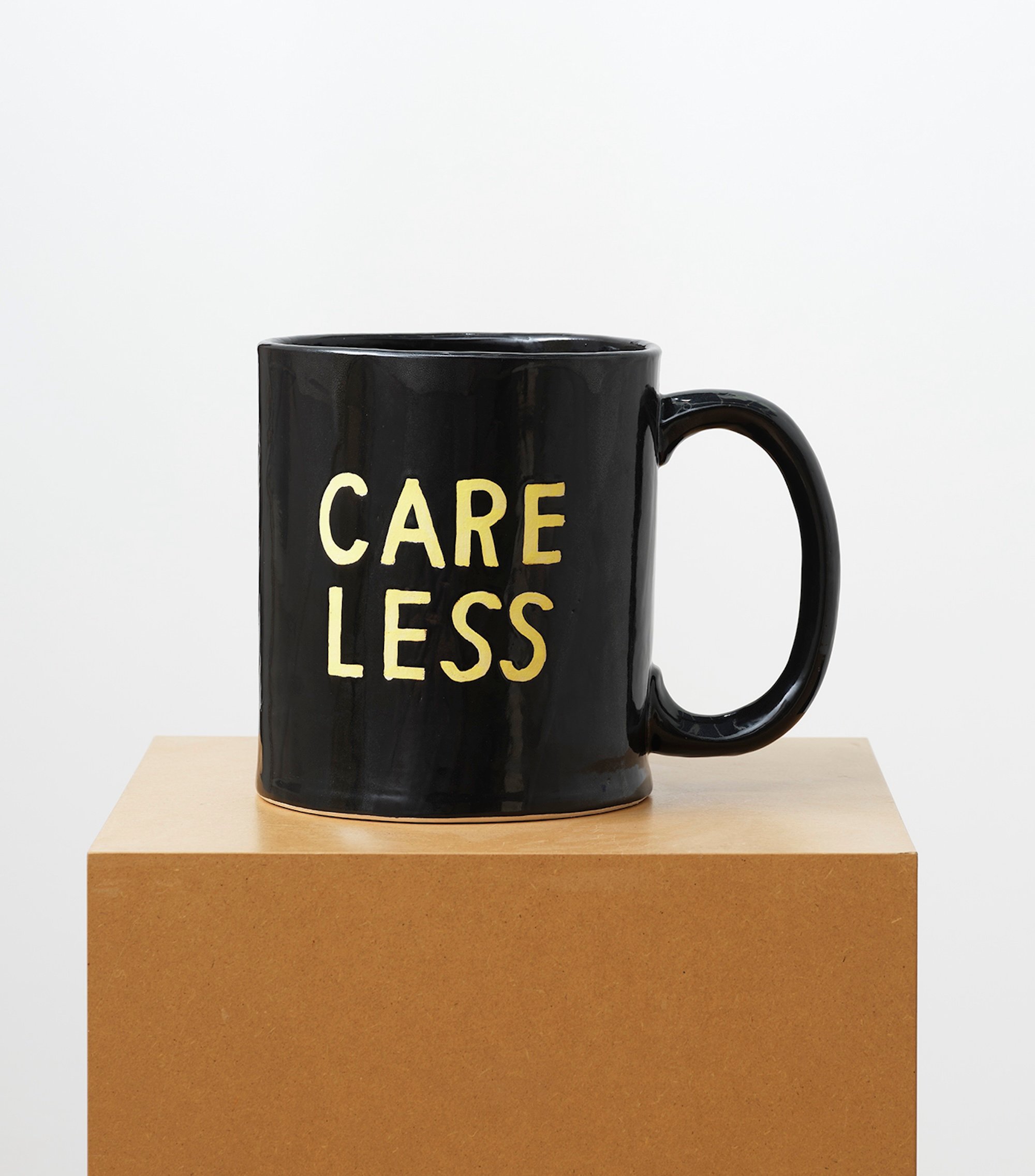 Simon Evans & Sarah Lannan, <i>Office</i>, 2024, Ceramic, 26,5 cm x 24,0 cm x 22,9 cm. Foto: Galleri Bo Bjerggaard.