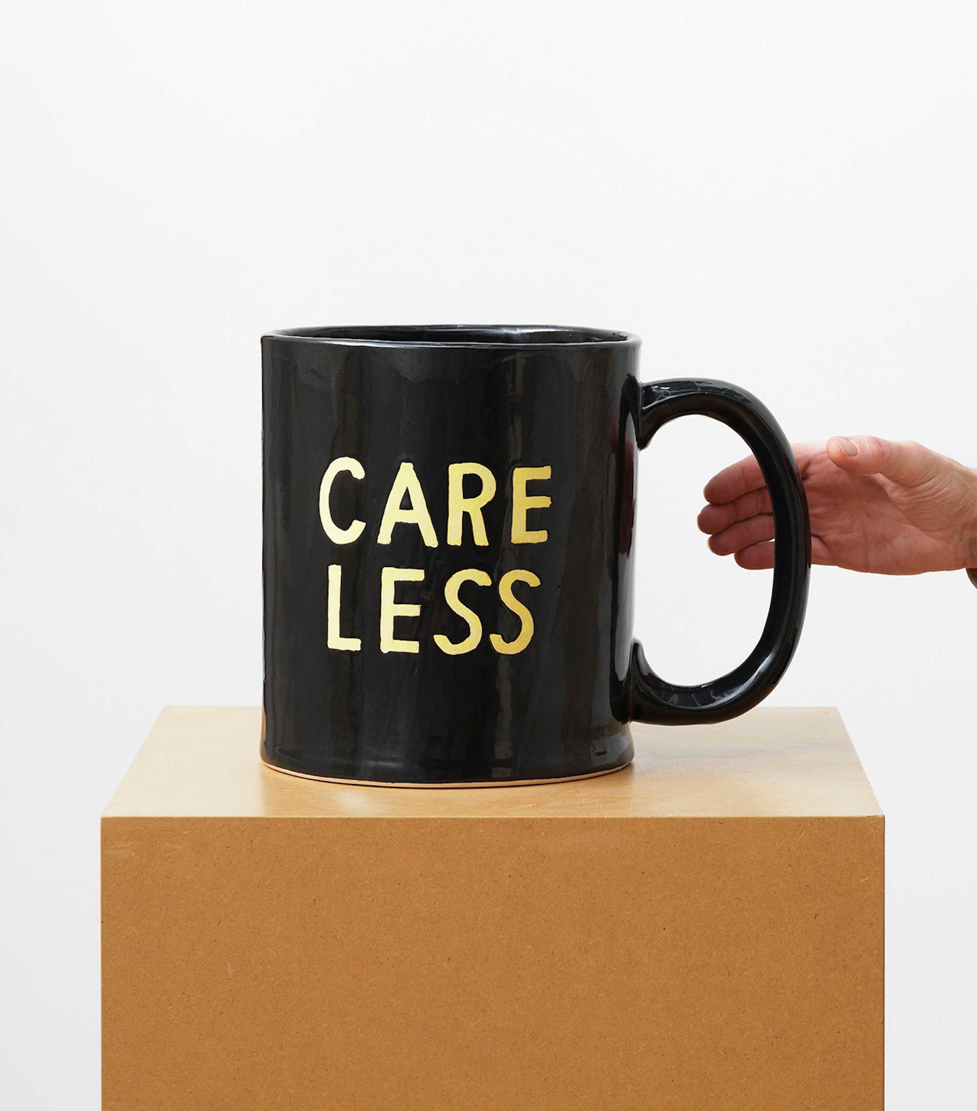 Simon Evans &amp; Sarah Lannan, Office, 2024, Ceramic, 26,5 cm x 24,0 cm x 22,9 cm. Foto: Galleri Bo Bjerggaard.