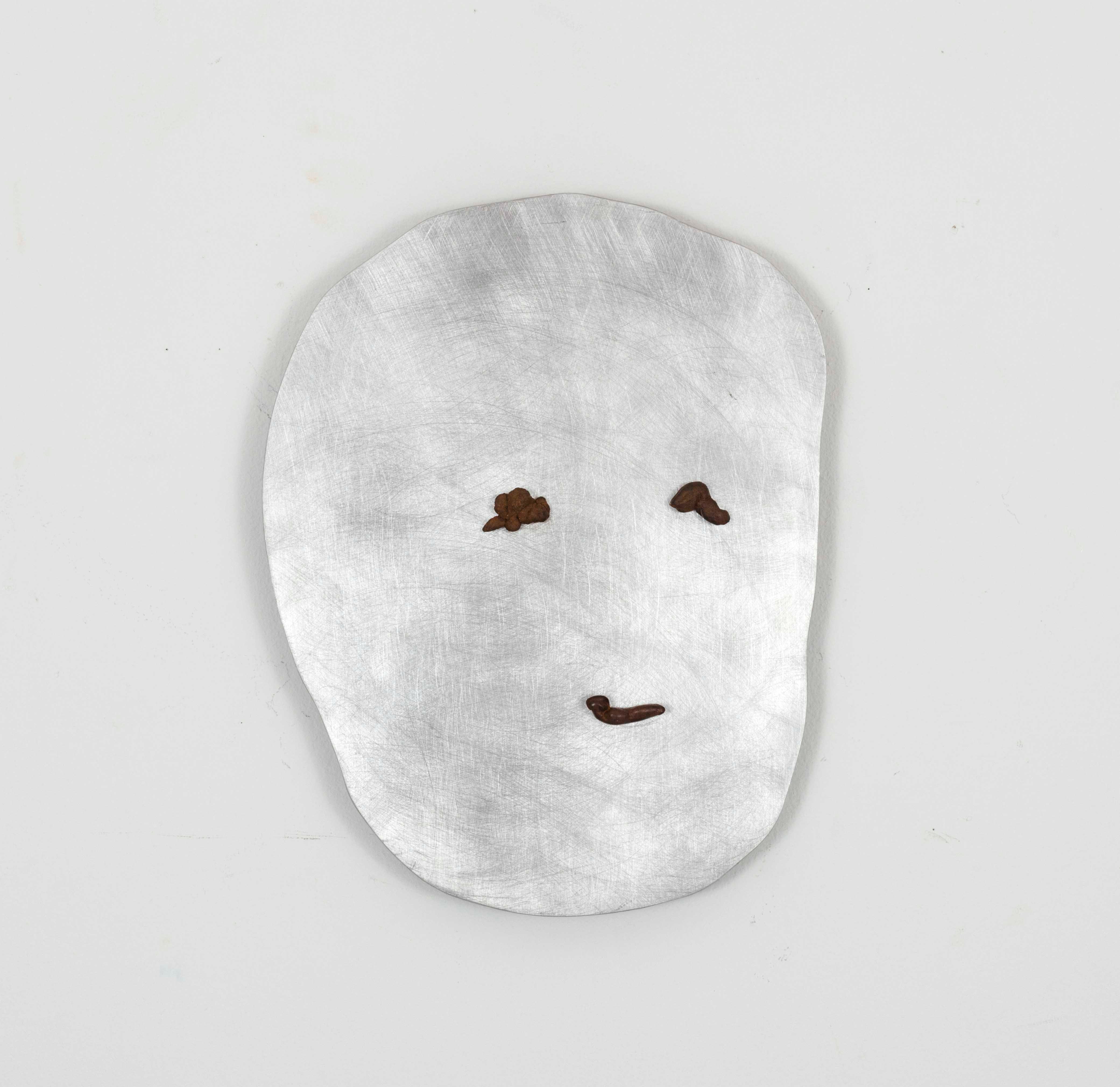 <br /><em>Shitface (Nr. 1),</em> coprolit på aluminium. Foto: Peter Boel