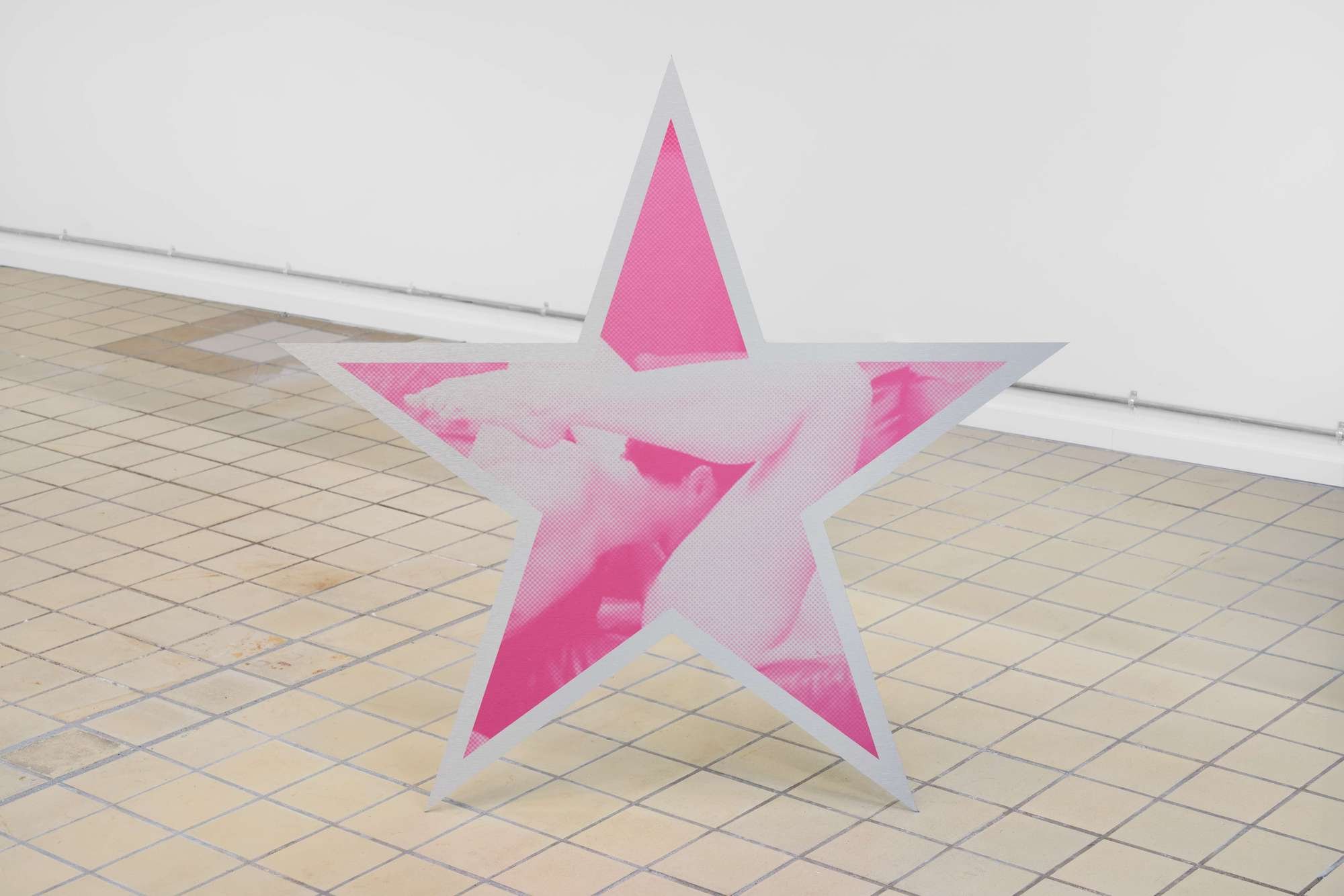 Maja Malou Lyse, Girl X, 2025. Installationsview fra gruppeudstillingen 9-5, 5-9 i Room Room, København, 2025. Foto: Brian Kure.