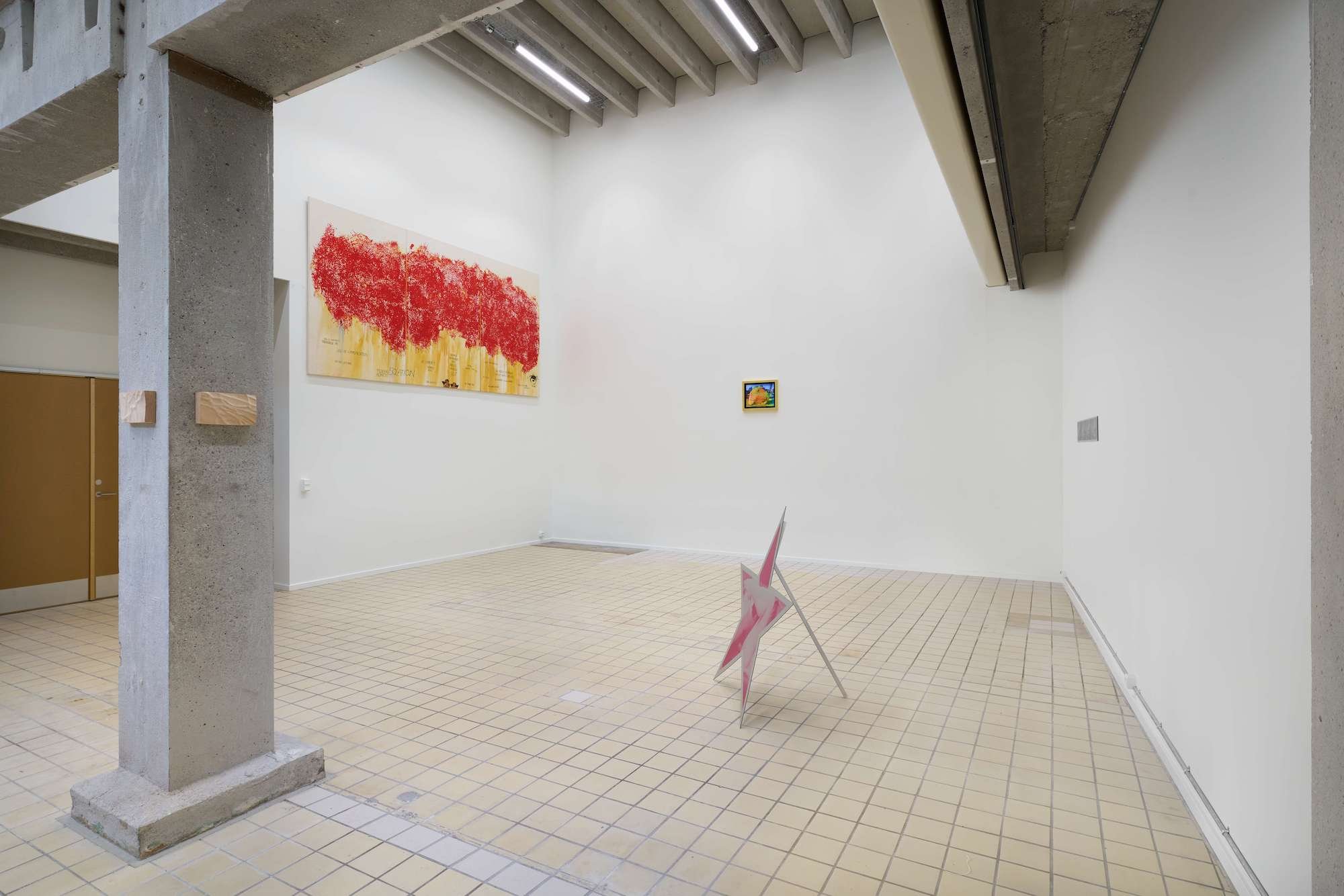 Beth Collar, <i>Vascular Panel I-IV</i>, 2021. Javier Alvarez Sagredo, <i>Untitled (Isolation)</i>, 2025. Masar Sohail, <i>An ode to Gelwane</i>, 2024. Installationsview fra gruppeudstillingen <i>9-5, 5-9</i> i Room Room, København, 2025. Foto: Brian Kure.