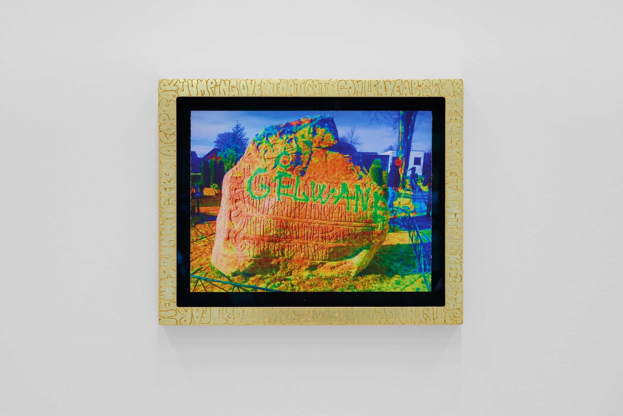 Masar Sohail, An ode to Gelwane, 2024. Installationsview fra gruppeudstillingen 9-5, 5-9 i Room Room, København, 2025. Foto: Brian Kure.