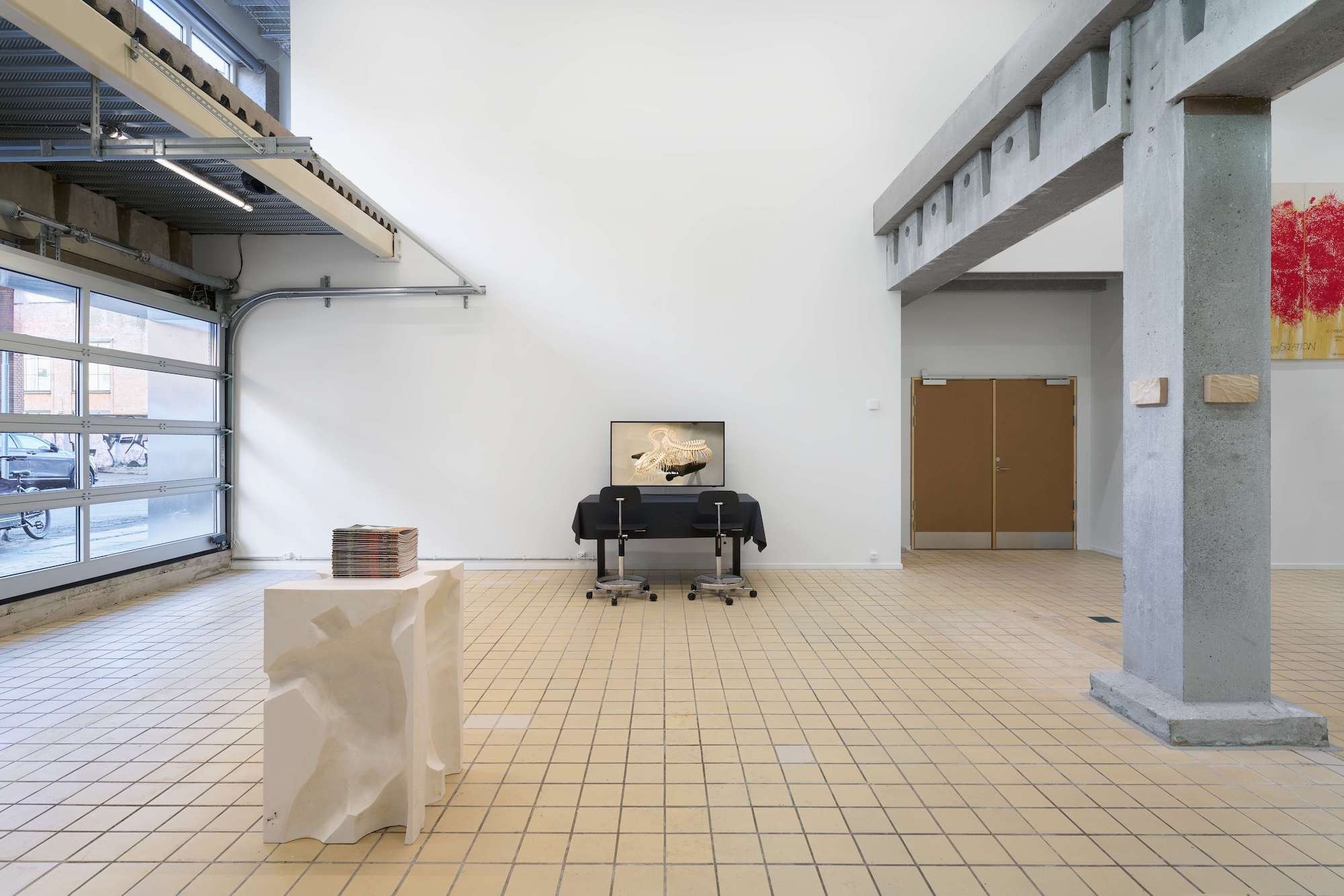 Heine Kjærgaard Clausen, Tarzan Tarzan, 2025. Sara Sjölin, News from New York, 2025. Beth Collar, Vascular Panel I-IV, 2021. Installationsview fra gruppeudstillingen 9-5, 5-9 i Room Room, København, 2025. Foto: Brian Kure.