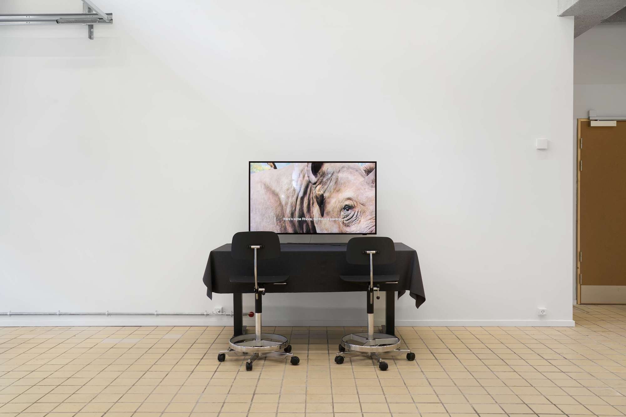 Sara Sjölin, <i>News from New York</i>, 2025. Installationsview fra gruppeudstillingen <i>9-5, 5-9</i> i Room Room, København, 2025. Foto: Brian Kure.