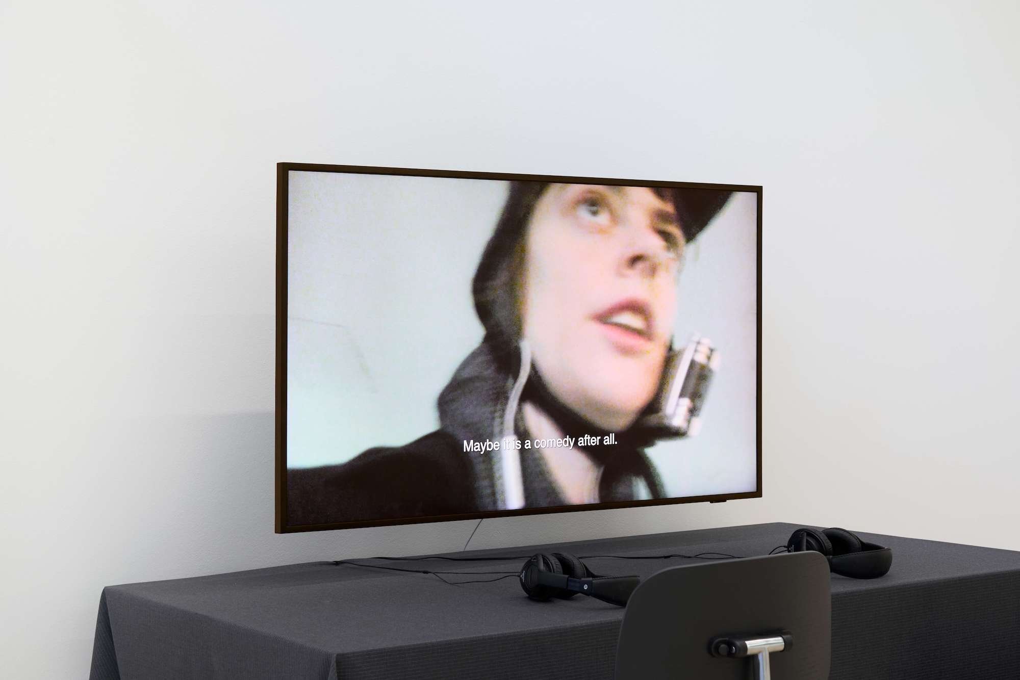 Sara Sjölin, News from New York, 2025. Detalje fra gruppeudstillingen 9-5, 5-9 i Room Room, København, 2025. Foto: Brian Kure.