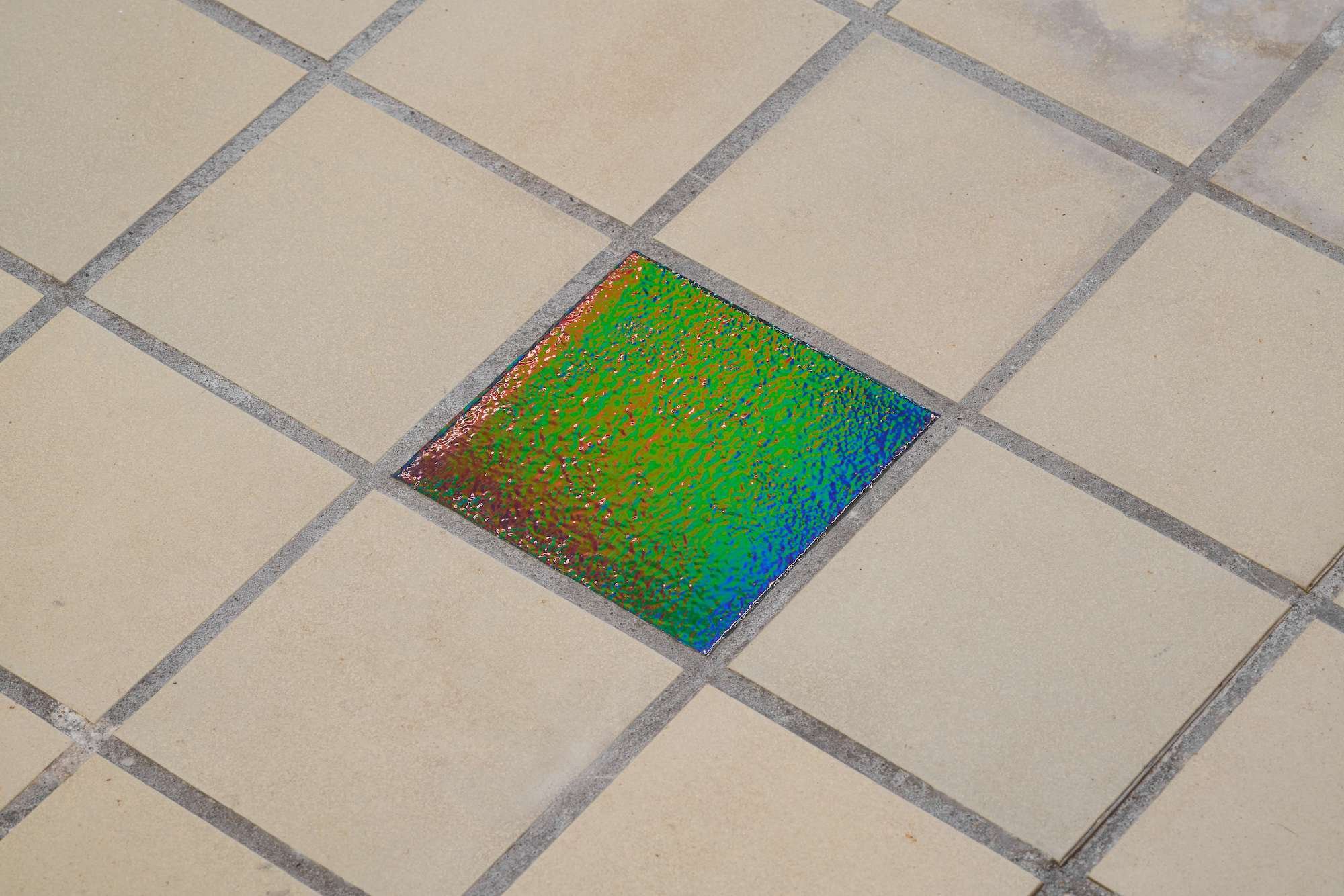 Justin F Kennedy, hollow gram, 2025. Installationsview fra gruppeudstillingen 9-5, 5-9 i Room Room, København, 2025. Foto: Brian Kure.