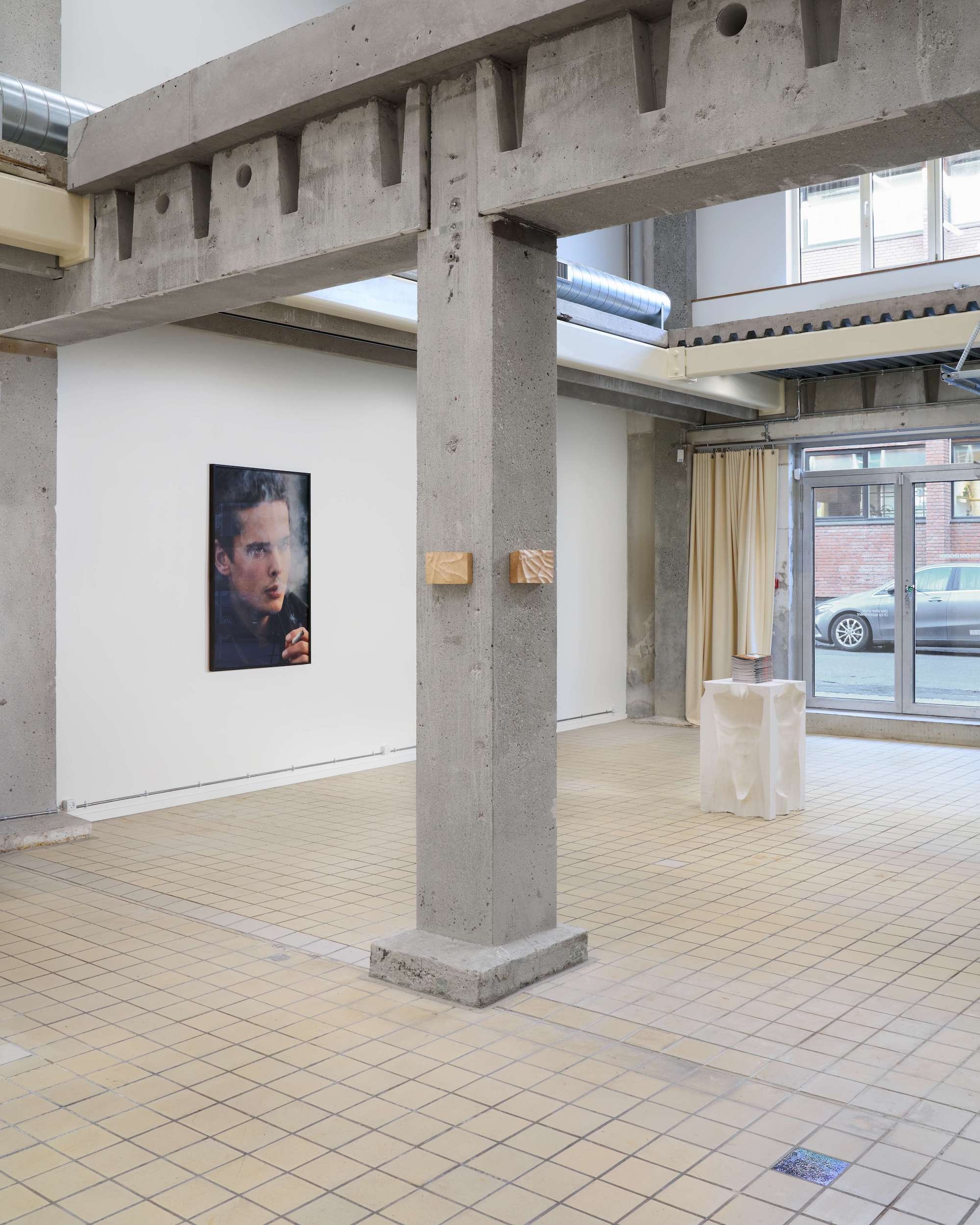 Simon Dybbroe Møller, Cultural Producer Smoking a Cigarette, 2010-24. Beth Collar, Vascular Panel I-IV, 2021. Heine Kjærgaard Clausen, Tarzan Tarzan, 2025. Justin F Kennedy, hollow gram, 2025. Installationsview fra gruppeudstillingen 9-5, 5-9 i Room Room, København, 2025. Foto: Brian Kure.