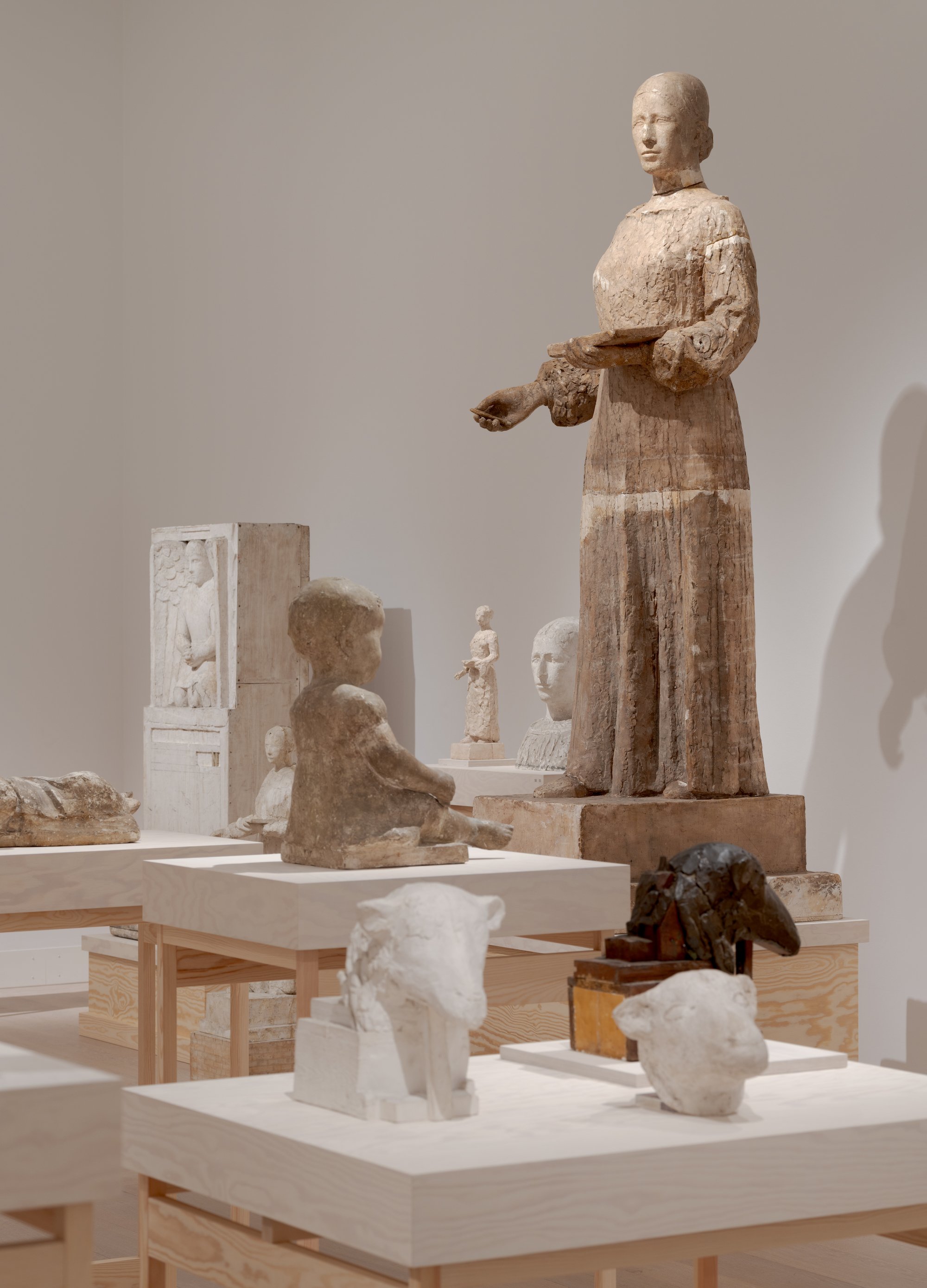 <i>Menneske først – Astrid Noacks Studiesamling</i>. Holstebro Kunstmuseum d. 16. nov. 2024 - 4. maj 2025. Bl.a. ses <i>Anna Ancher [portrætstatue]</i>, 1939. Originalgips, 230 x 80 x 78 cm. Foto: David Stjernholm